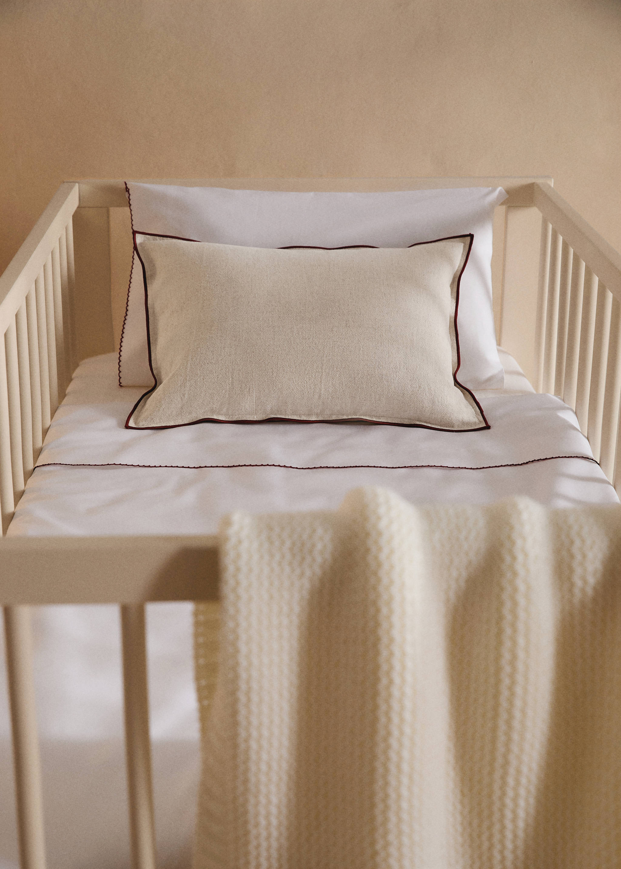 Children's cushion cover with overlock detail 30x40 cm - General plane