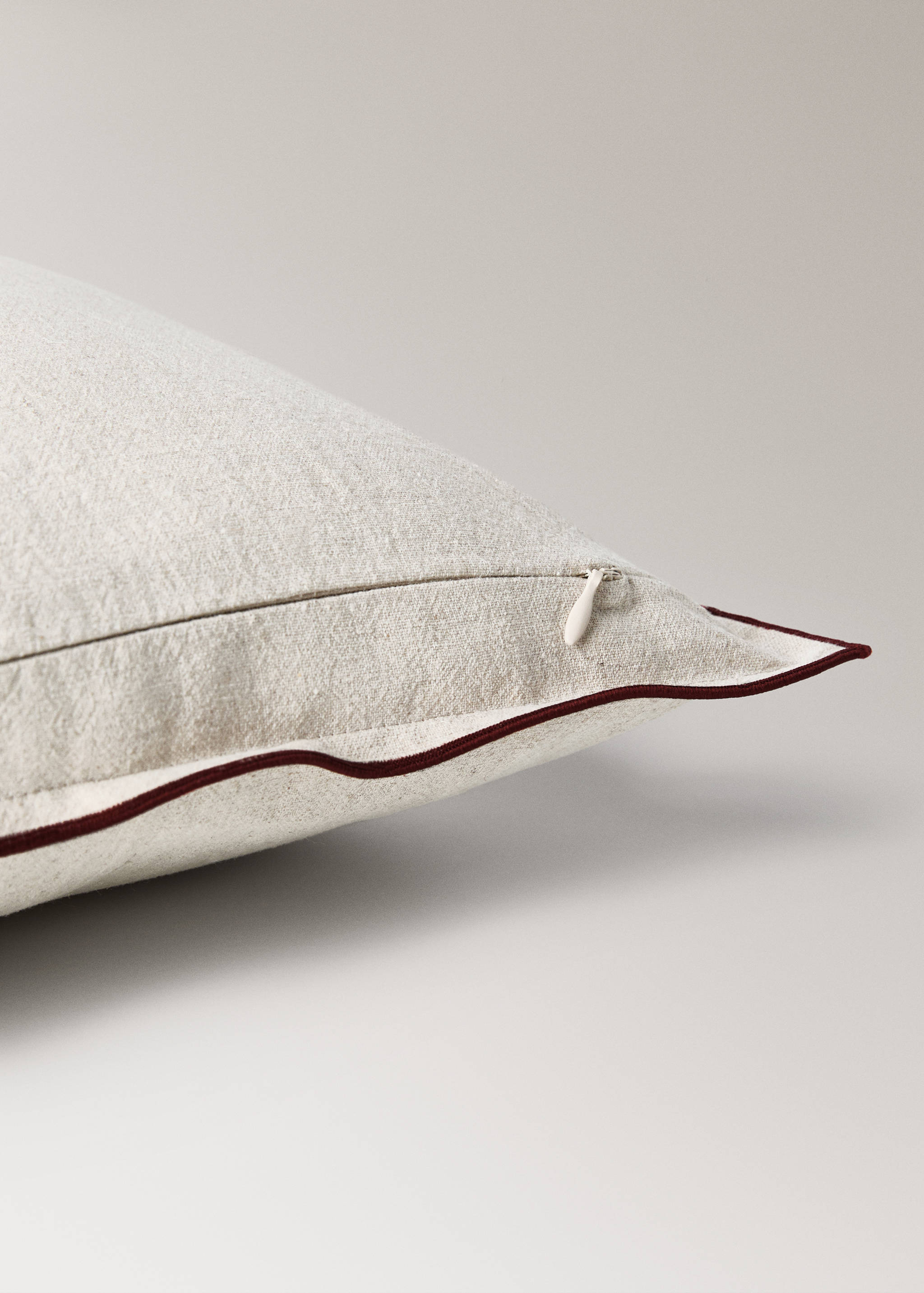 Children's cushion cover with overlock detail 30x40 cm - Details of the article 4