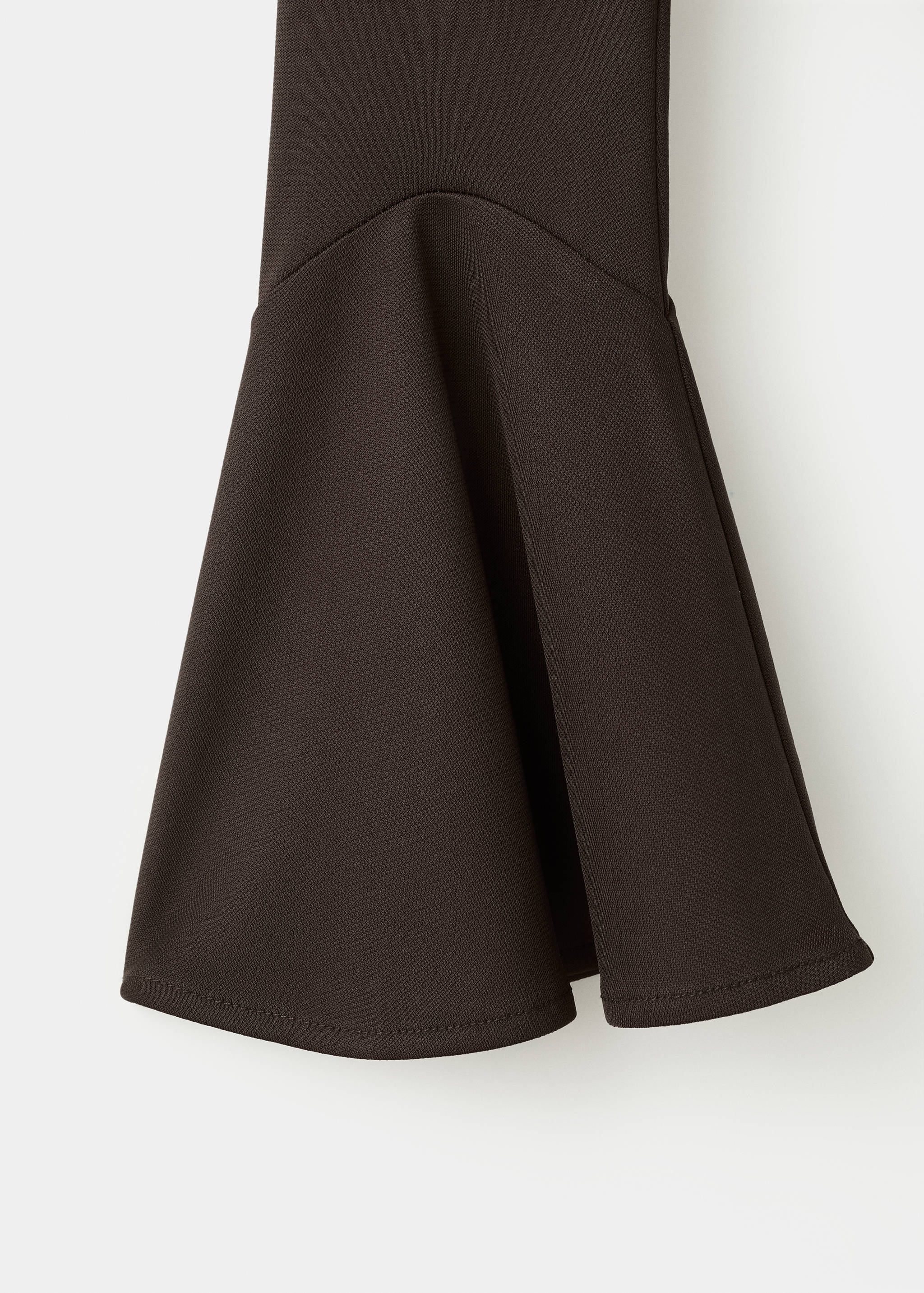 Приталенная футболка с расклешенными рукавами - Деталь изделия 0