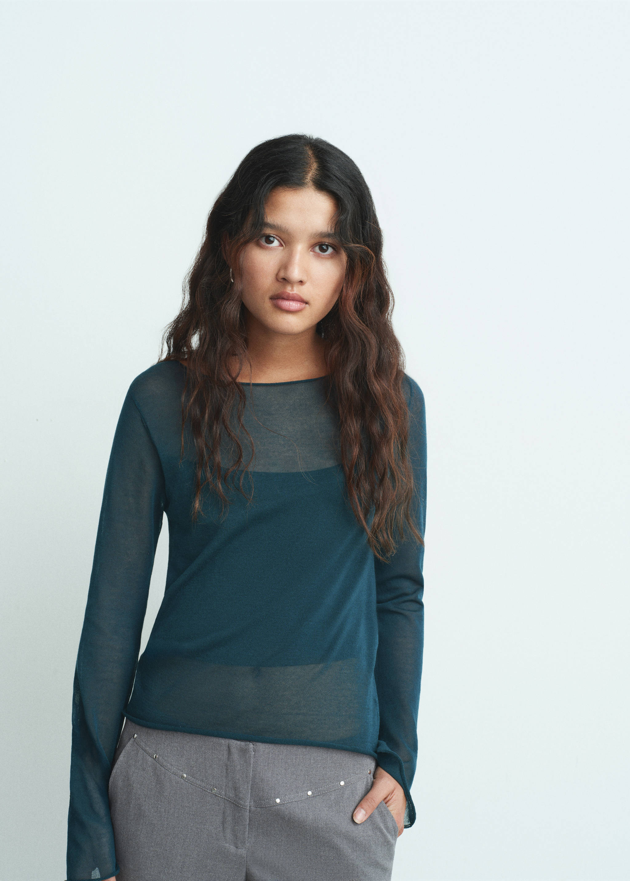 Полупрозрачная футболка - Средний план