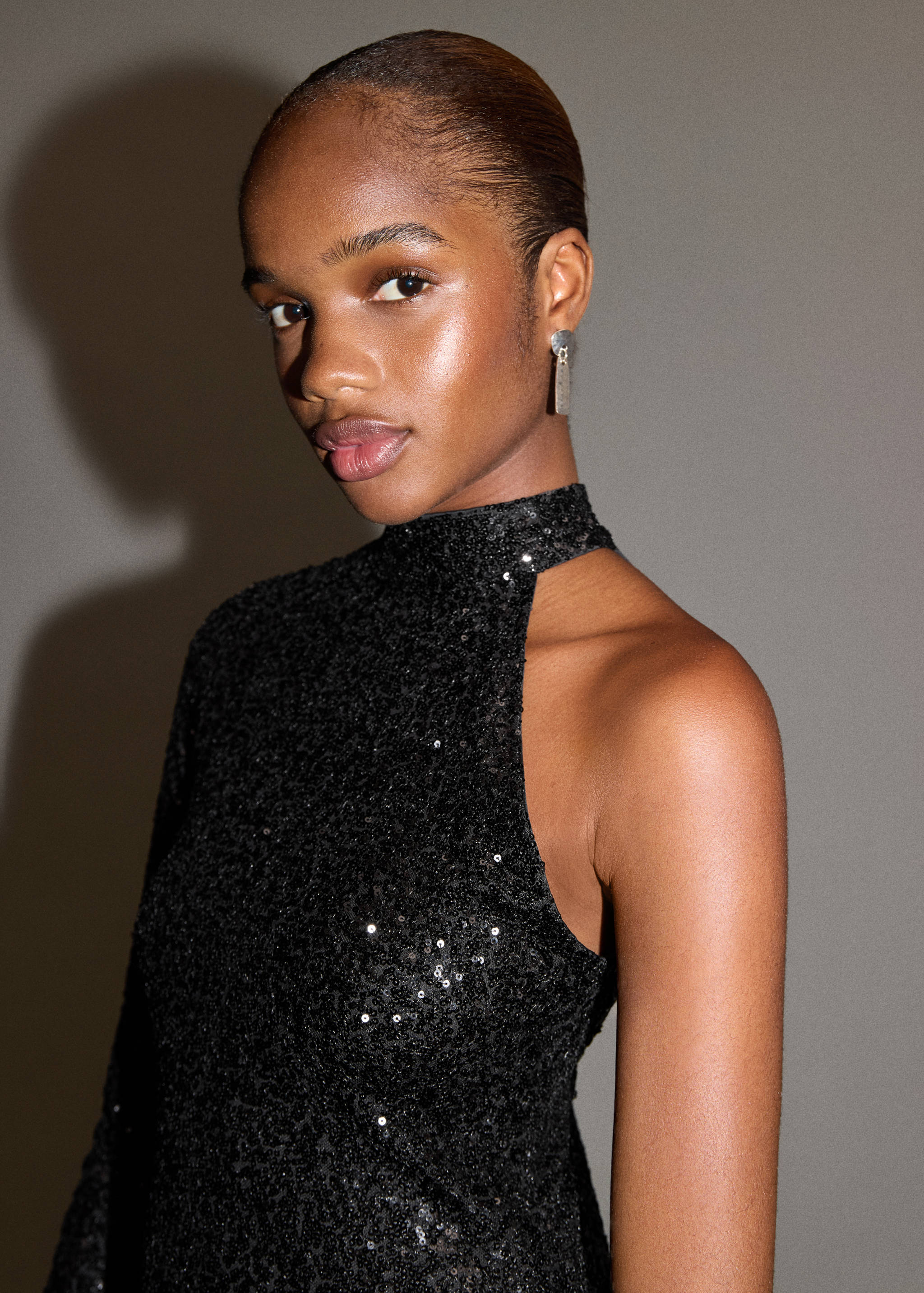 Cekinowa sukienka na jedno ramię - Szczegóły artykułu 1