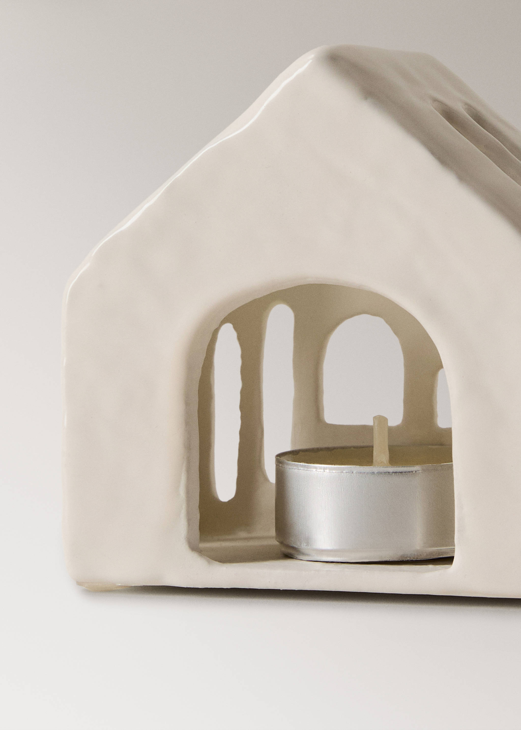 Low ceramic house candle holder - Details of the article 2