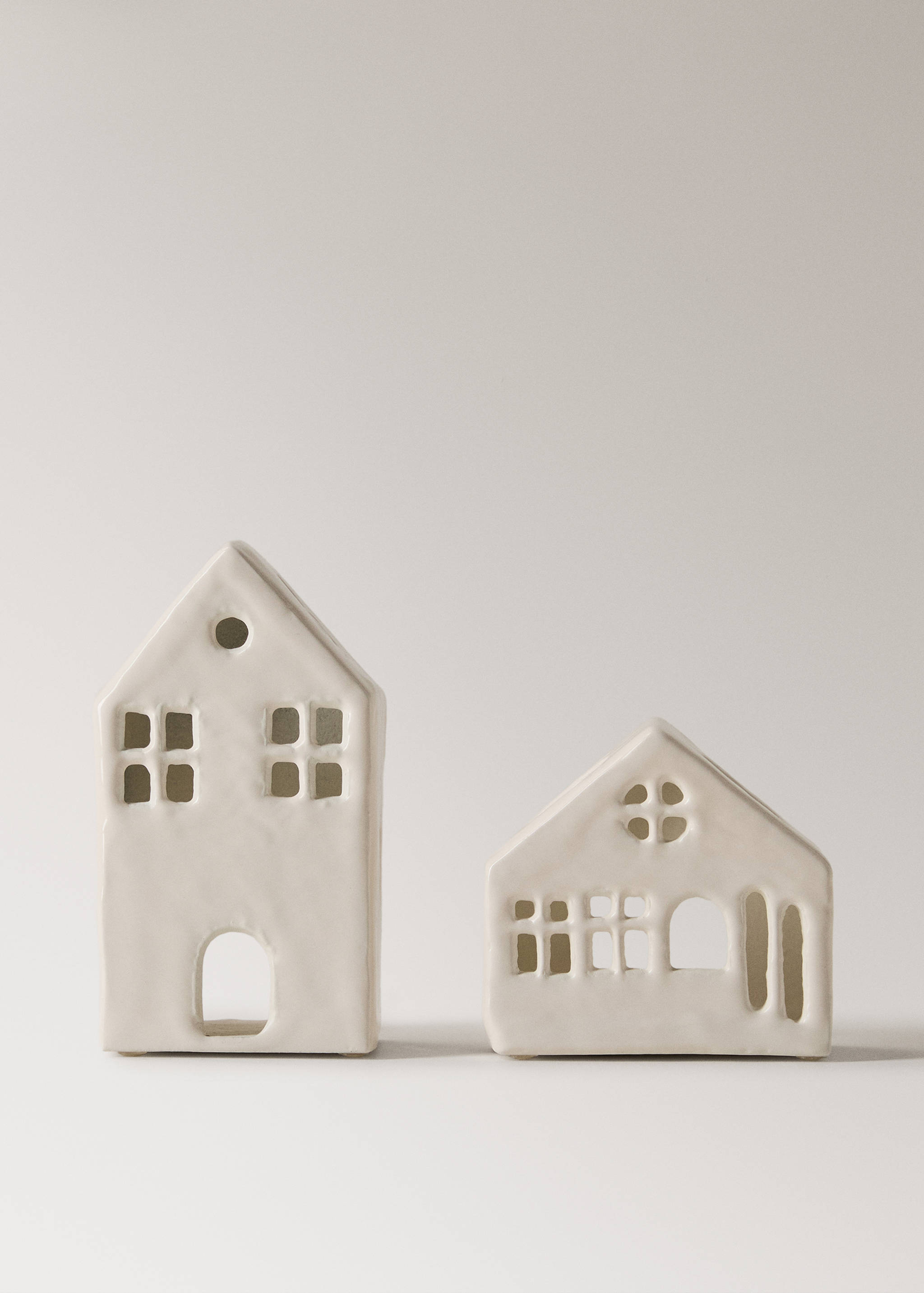 Low ceramic house candle holder - Details of the article 3