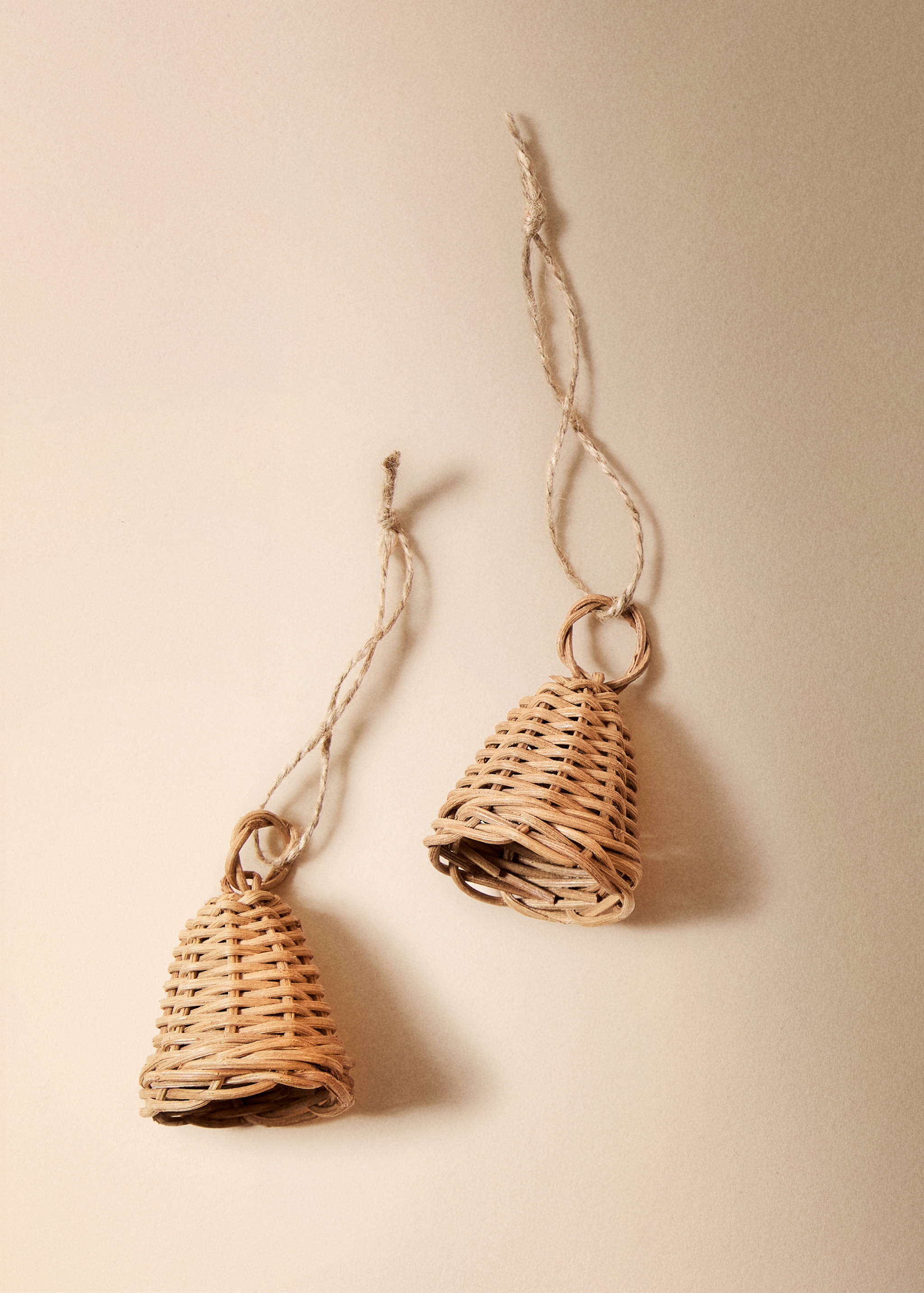 Ornamente de brad în formă de clopoței din ratan - Plan general