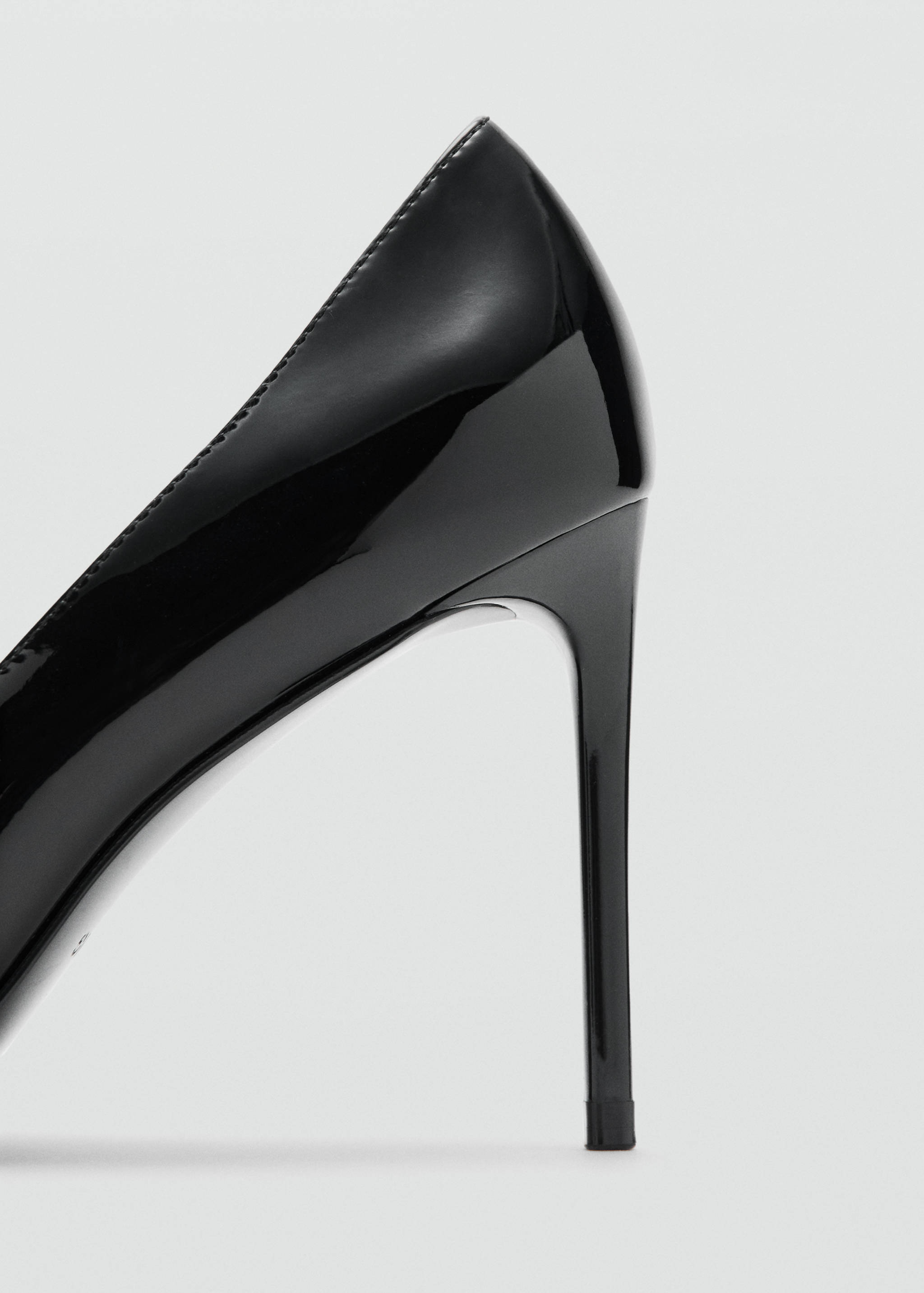 Patent leather heel shoes - Details of the article 1