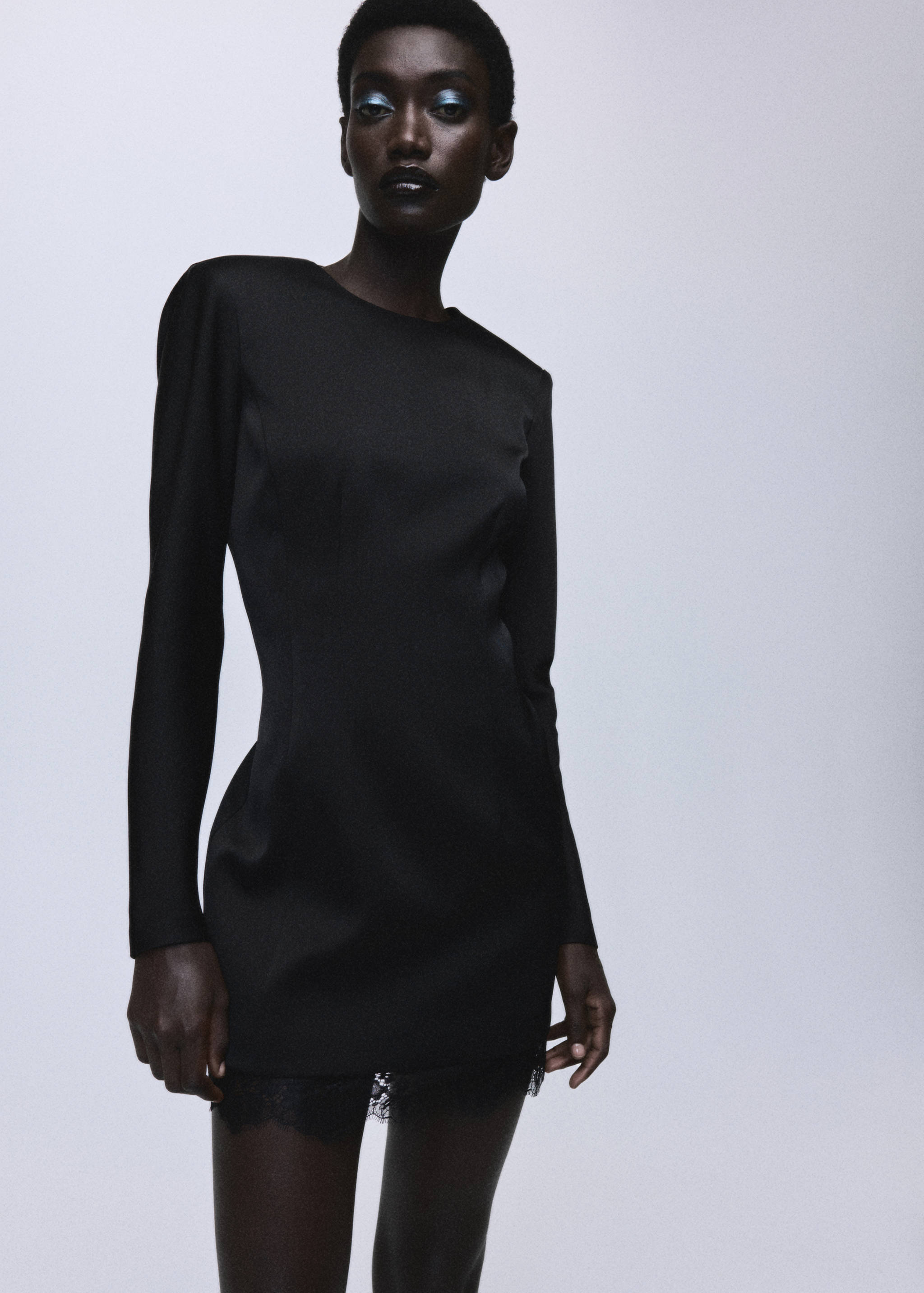 Платье с открытой спиной и кружевным низом - Средний план