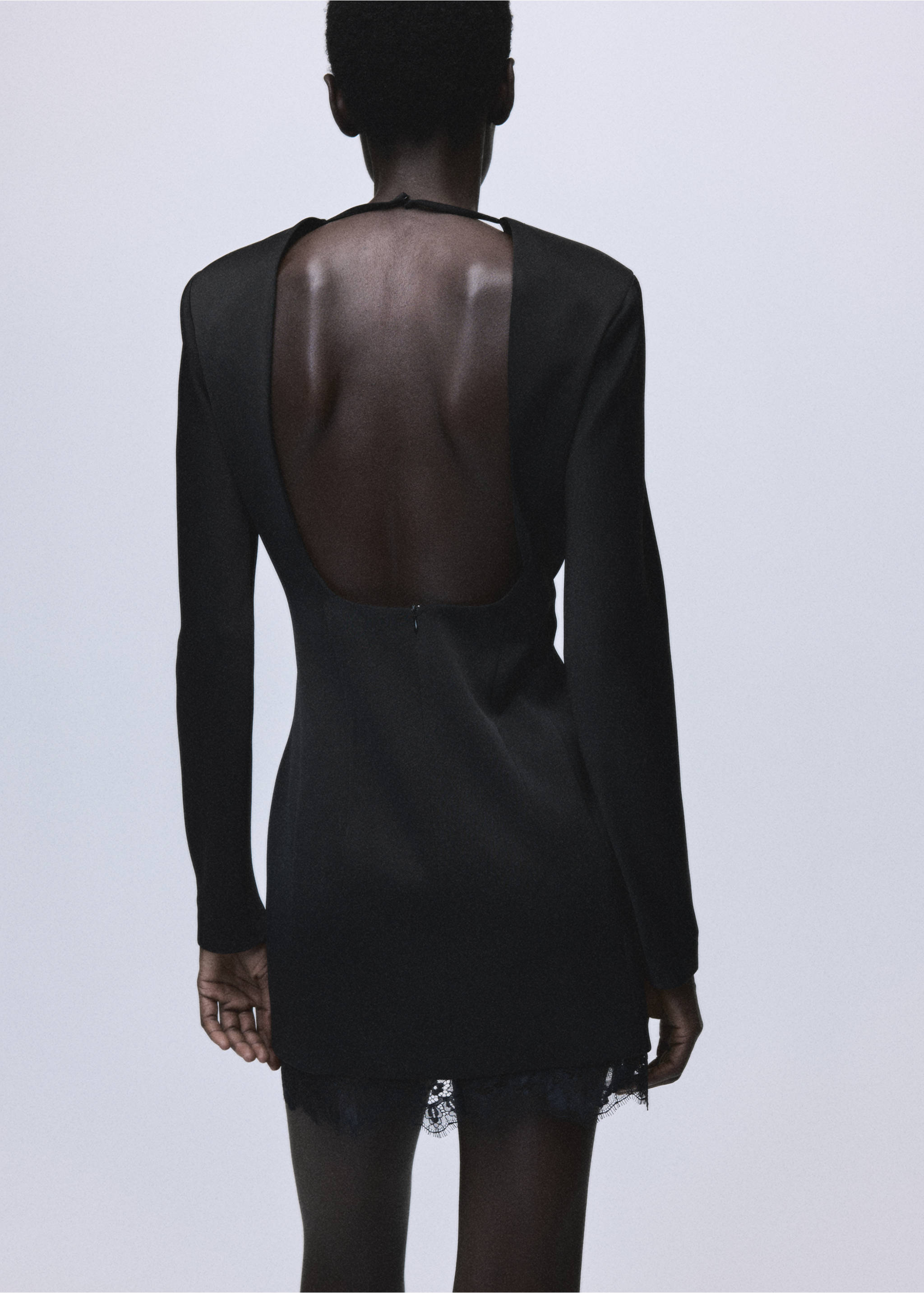 Платье с открытой спиной и кружевным низом - Обратная сторона изделия, Черный. Ref: 17039111-00.