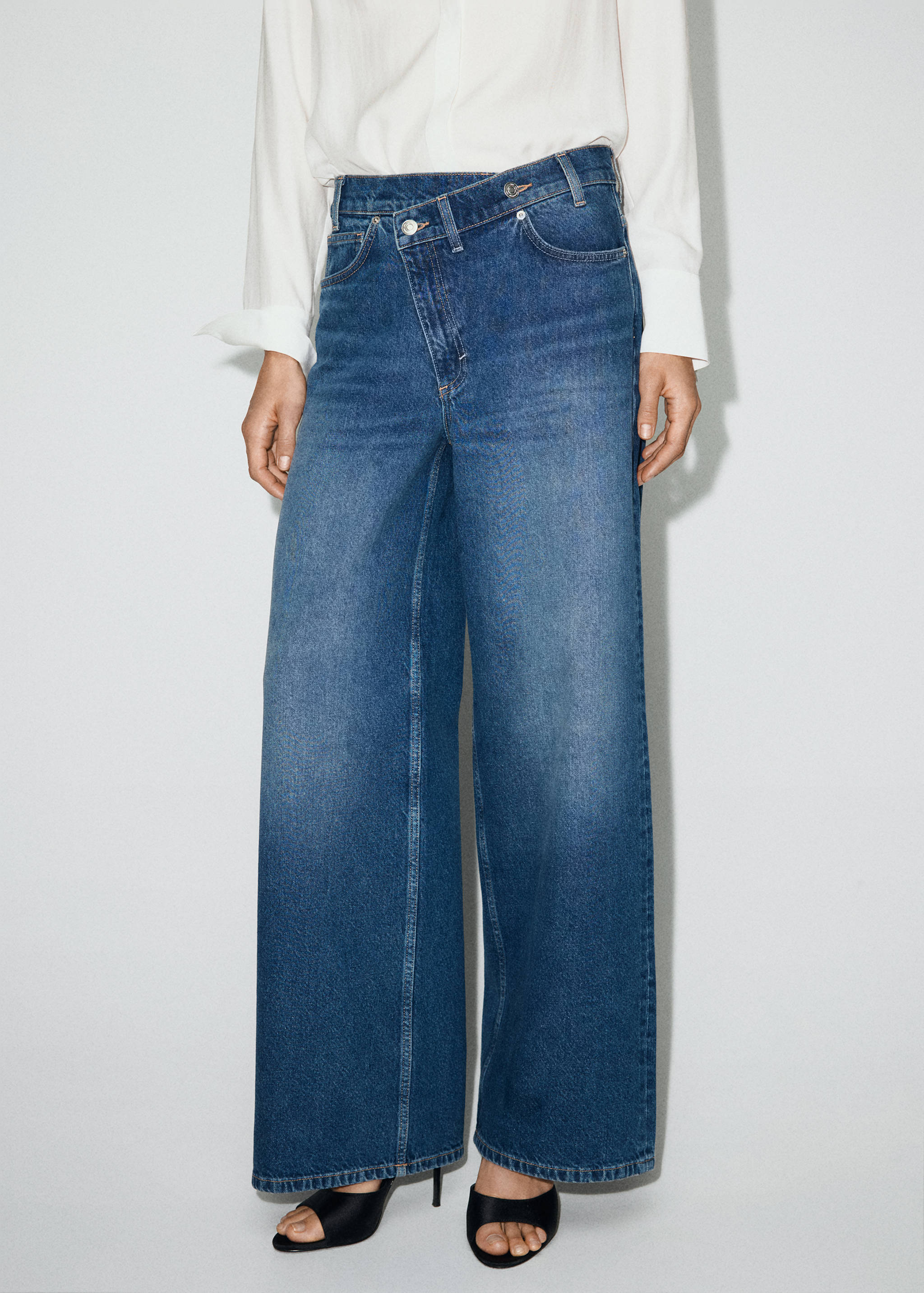 Wide leg mid-rise jeans with a crossover waistband - Medium plane