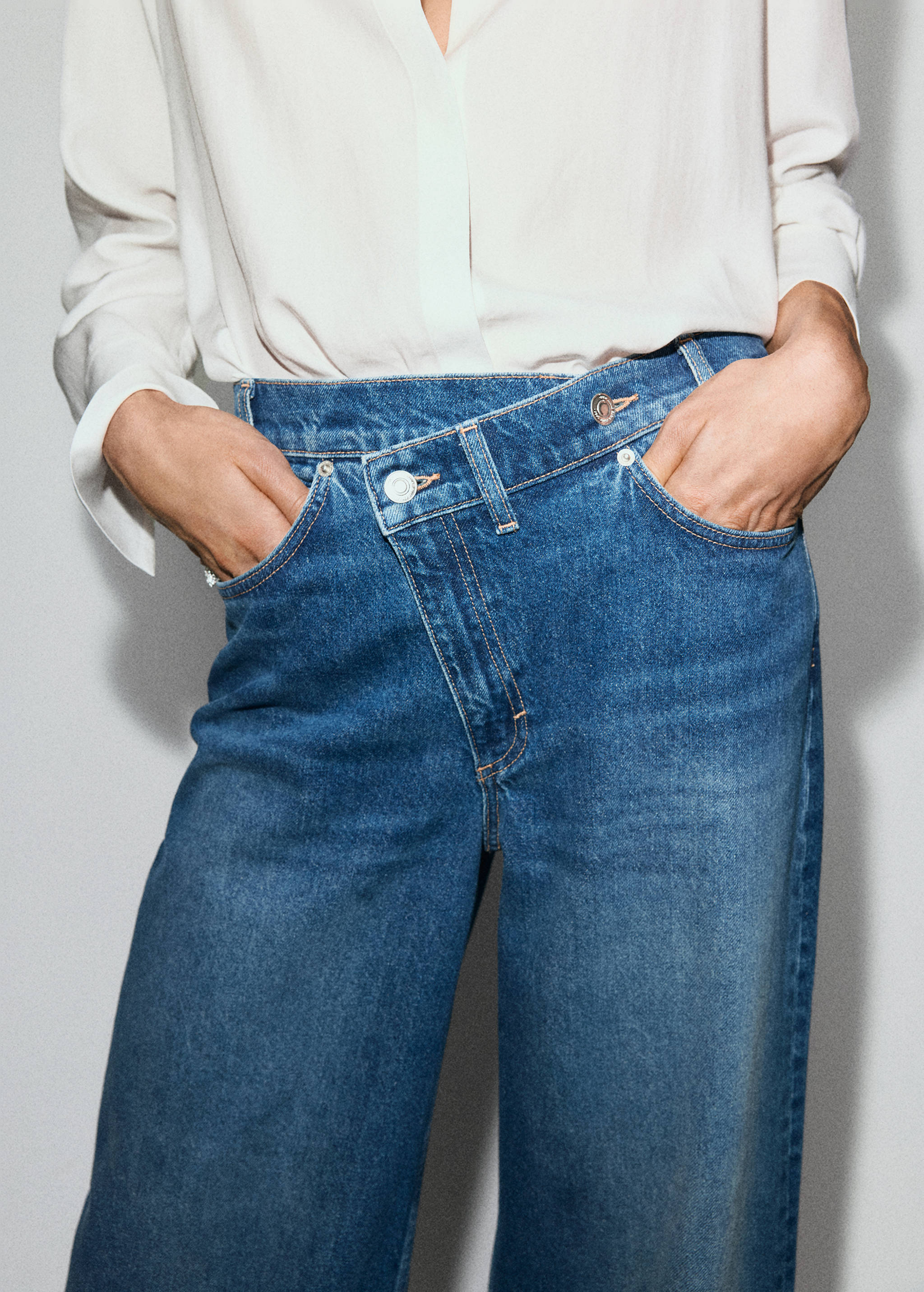 Wide leg mid-rise jeans with a crossover waistband - Details of the article 6