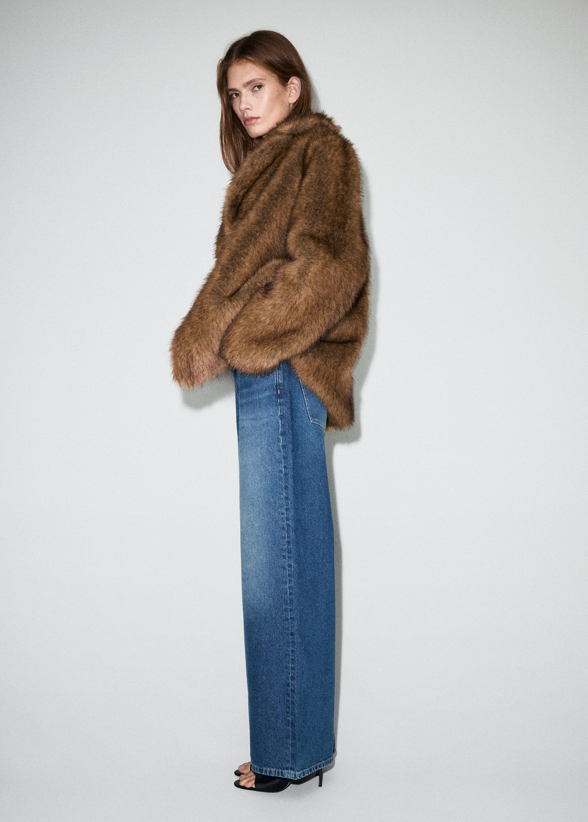 Wide leg mid-rise jeans with a crossover waistband - Details of the article 2