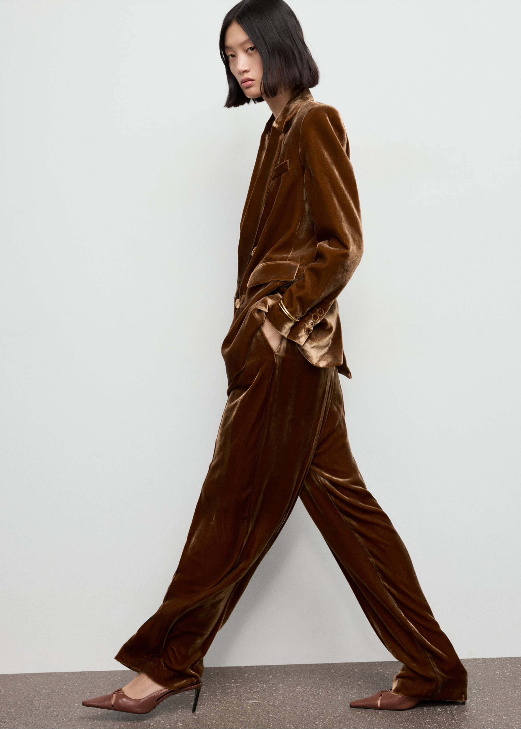 Velvet suit trousers - Details of the article 2, Caramel. Ref: 17039409-00.
