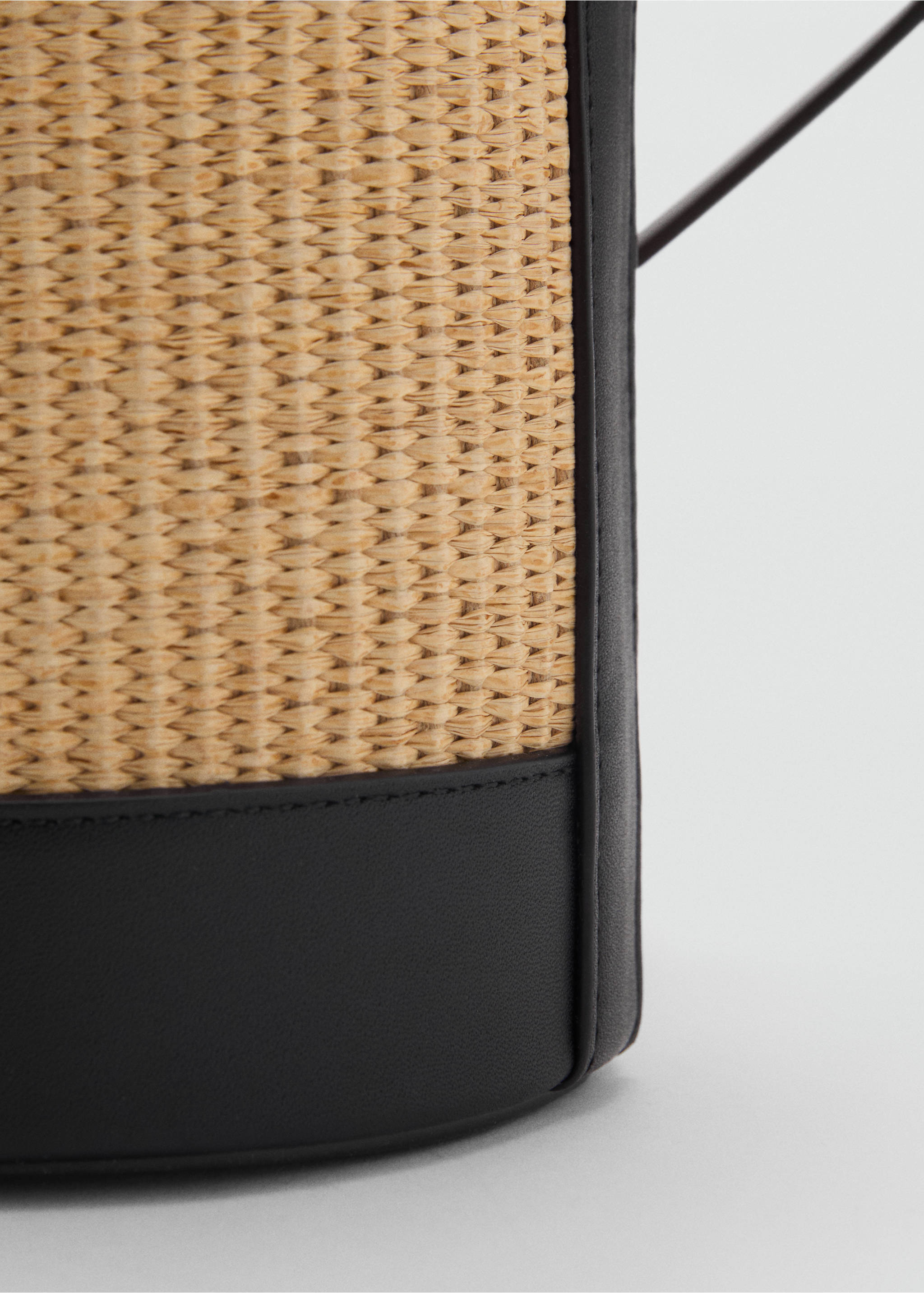Medium raffia-effect bucket bag - Details of the article 2, Black. Ref: 17041128-00.