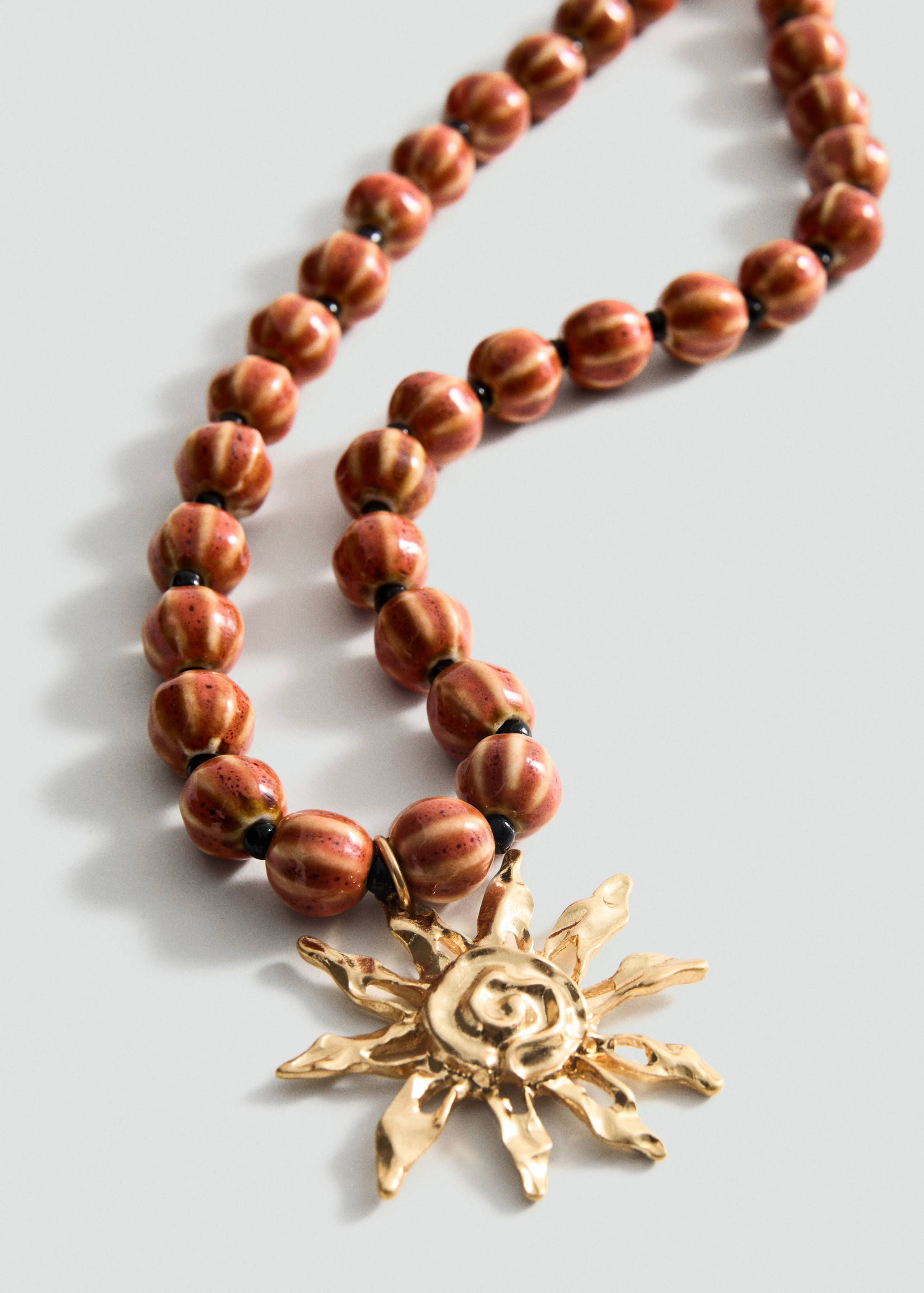 Collier boules en céramique avec pendentif soleil - Plan moyen