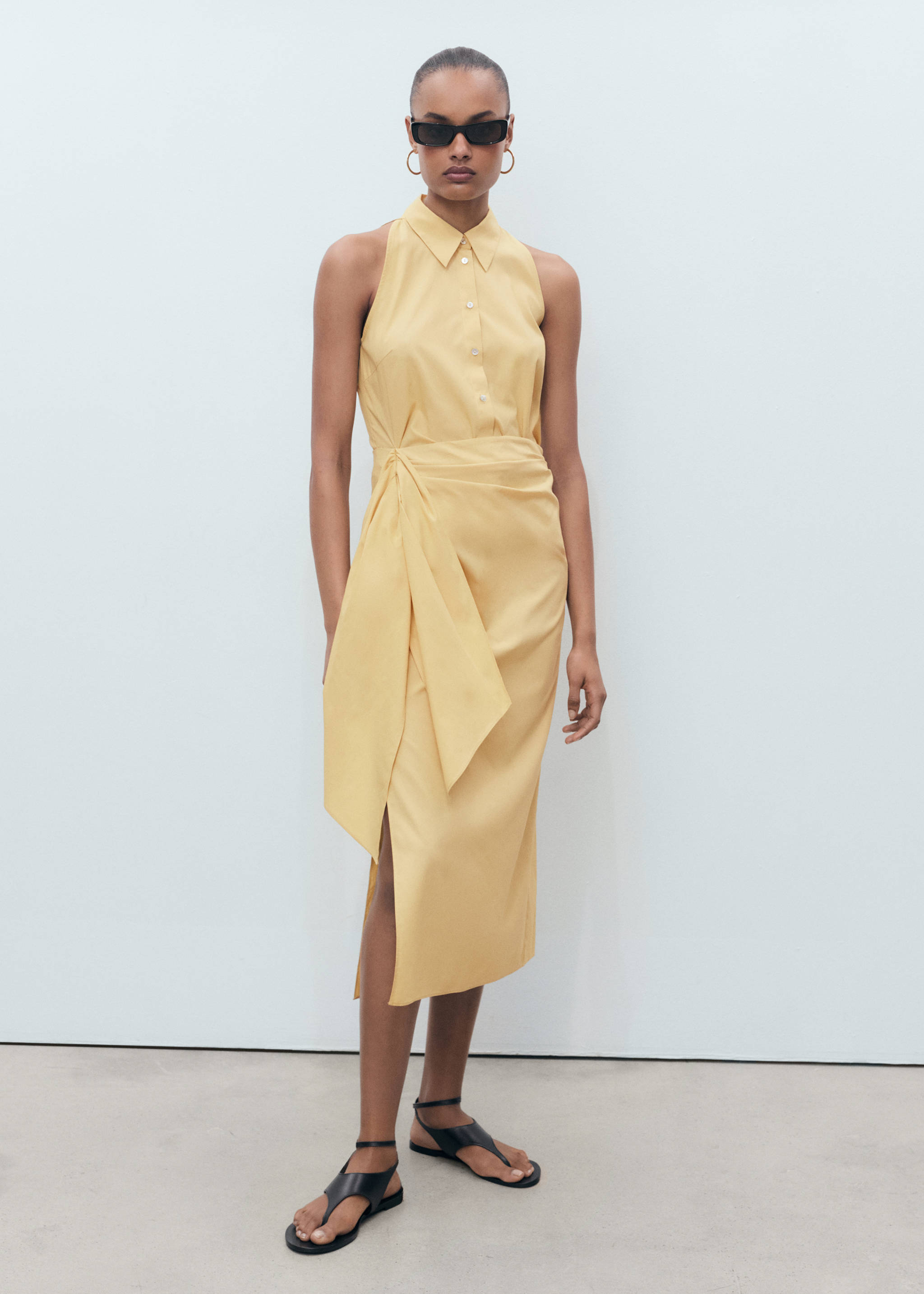 Vestido camiseiro com nó - Plano geral