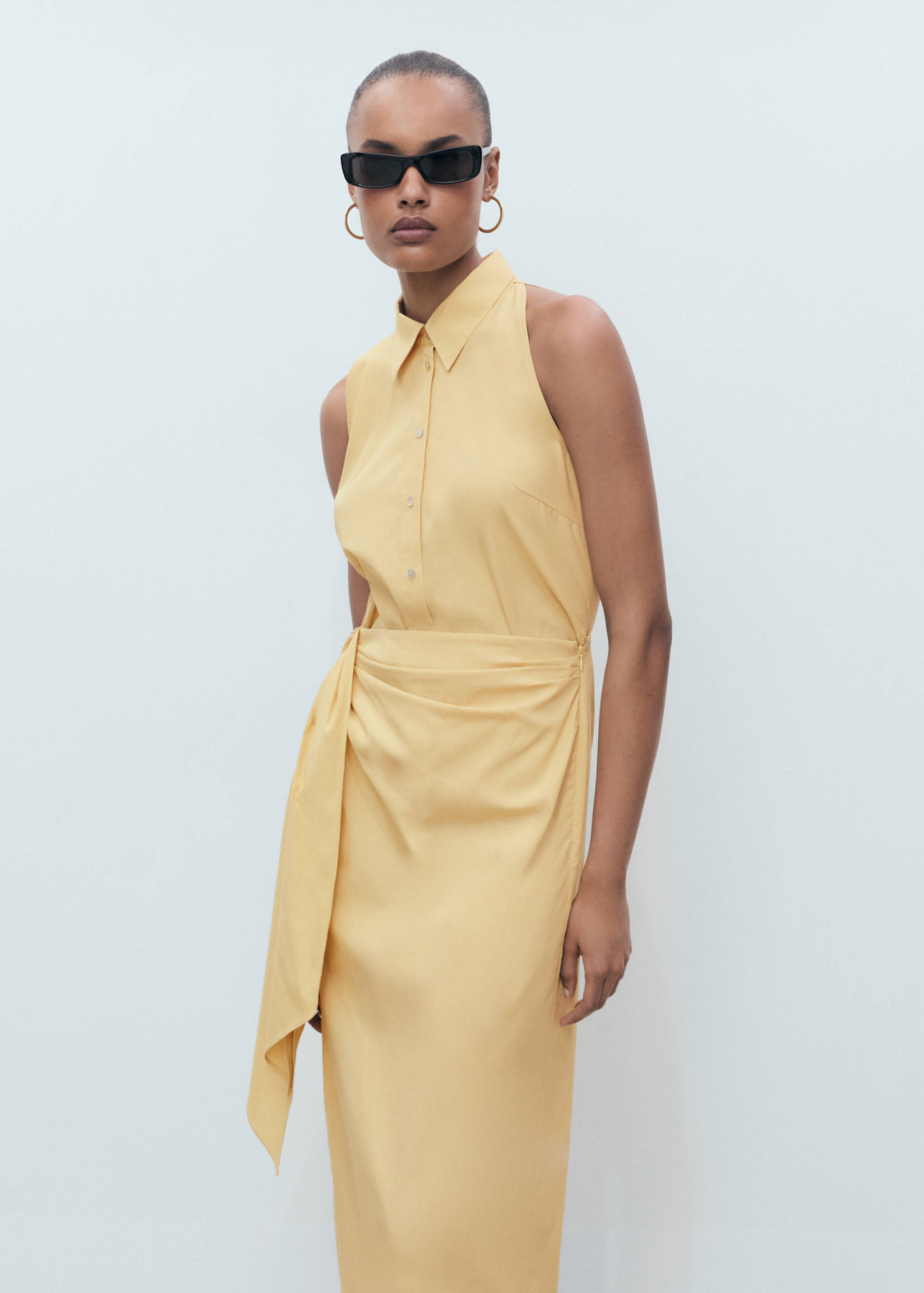 Vestido camiseiro com nó - Plano médio