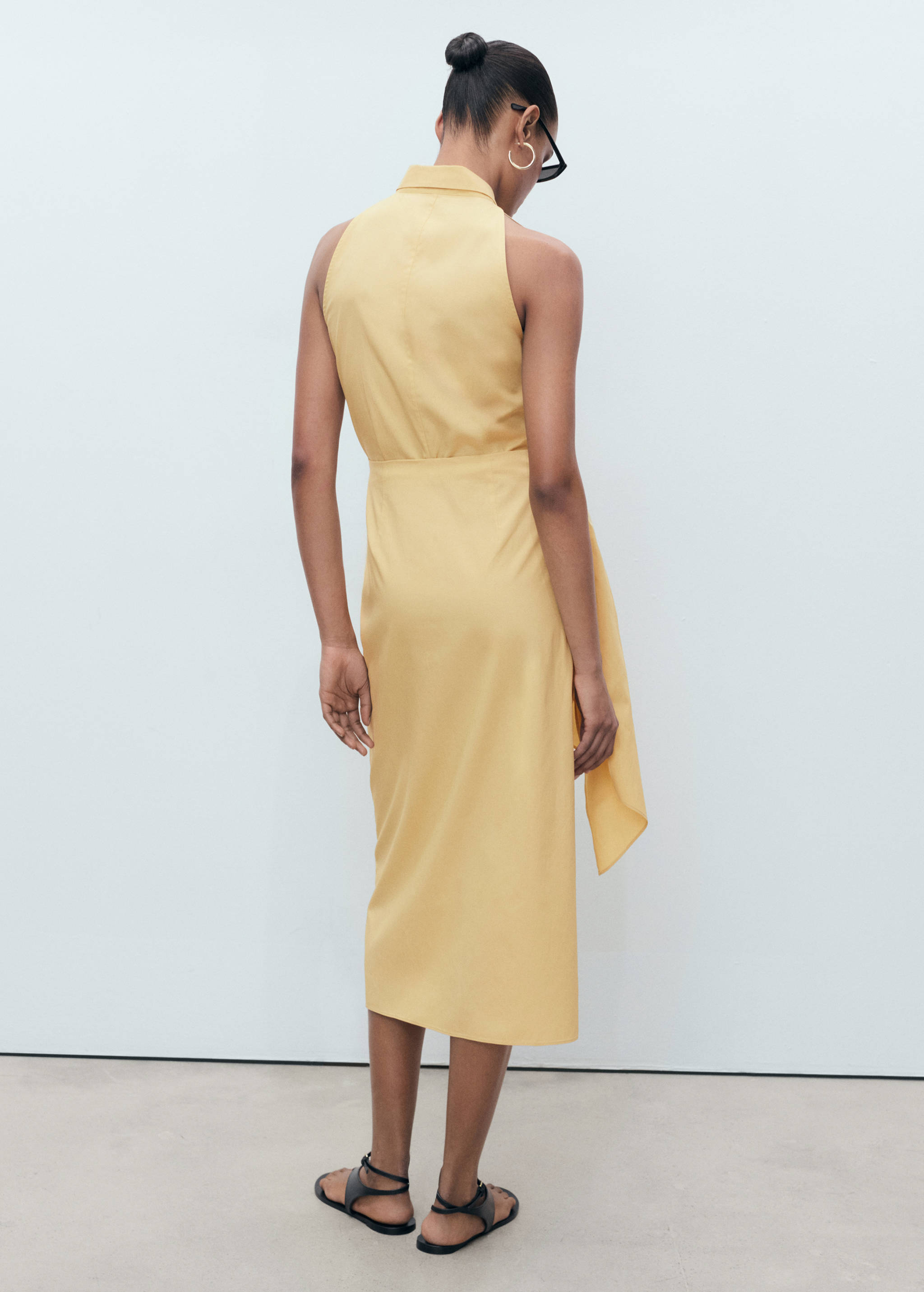 Vestido camiseiro com nó - Verso do artigo