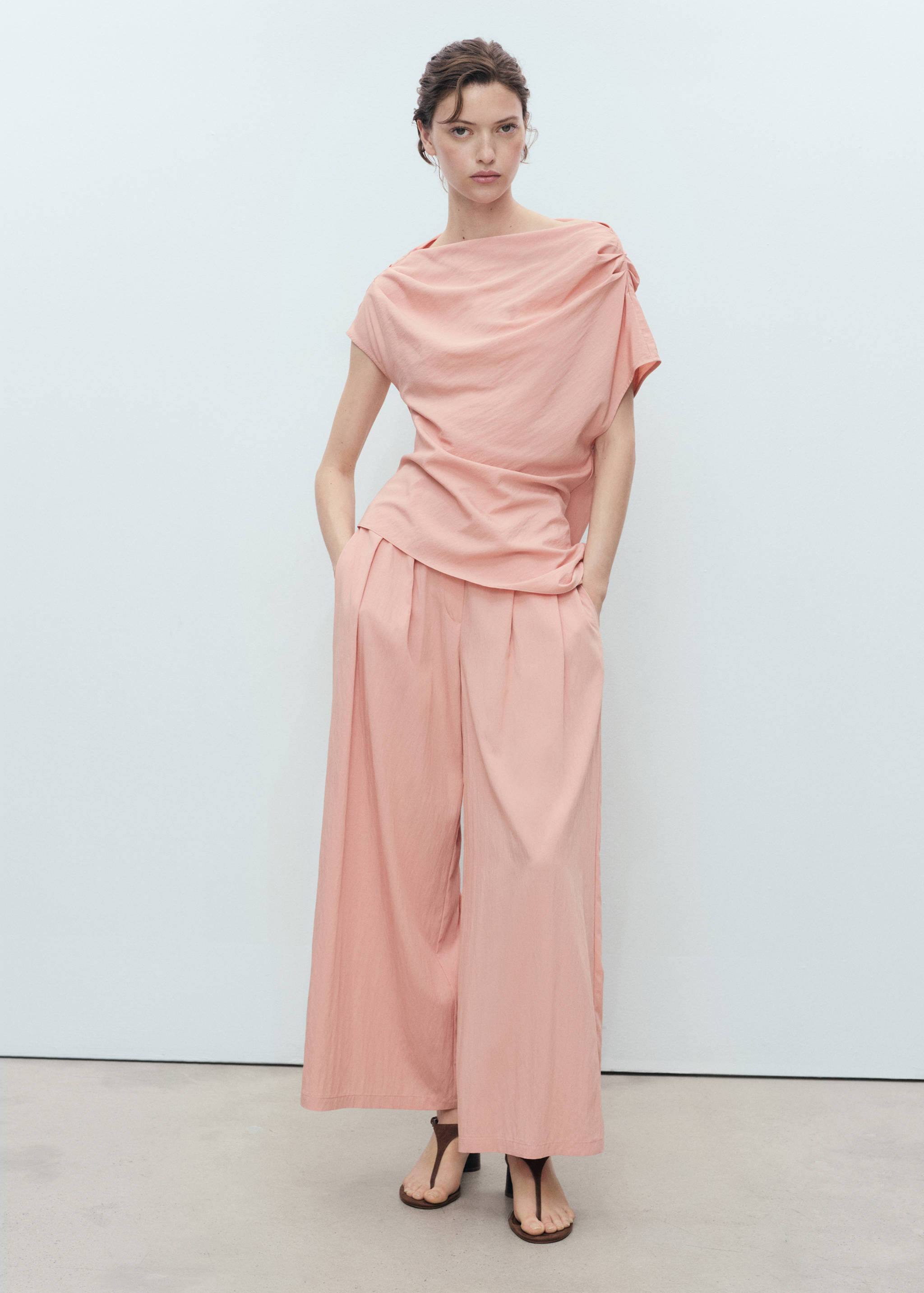 Blusa asimétrica drapeada - Plano general