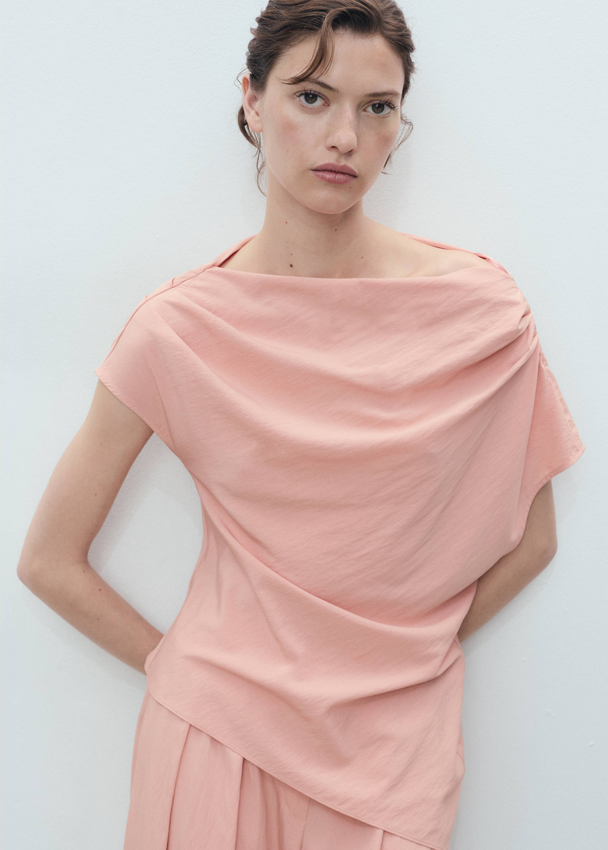 Blusa asimétrica drapeada - Plano medio