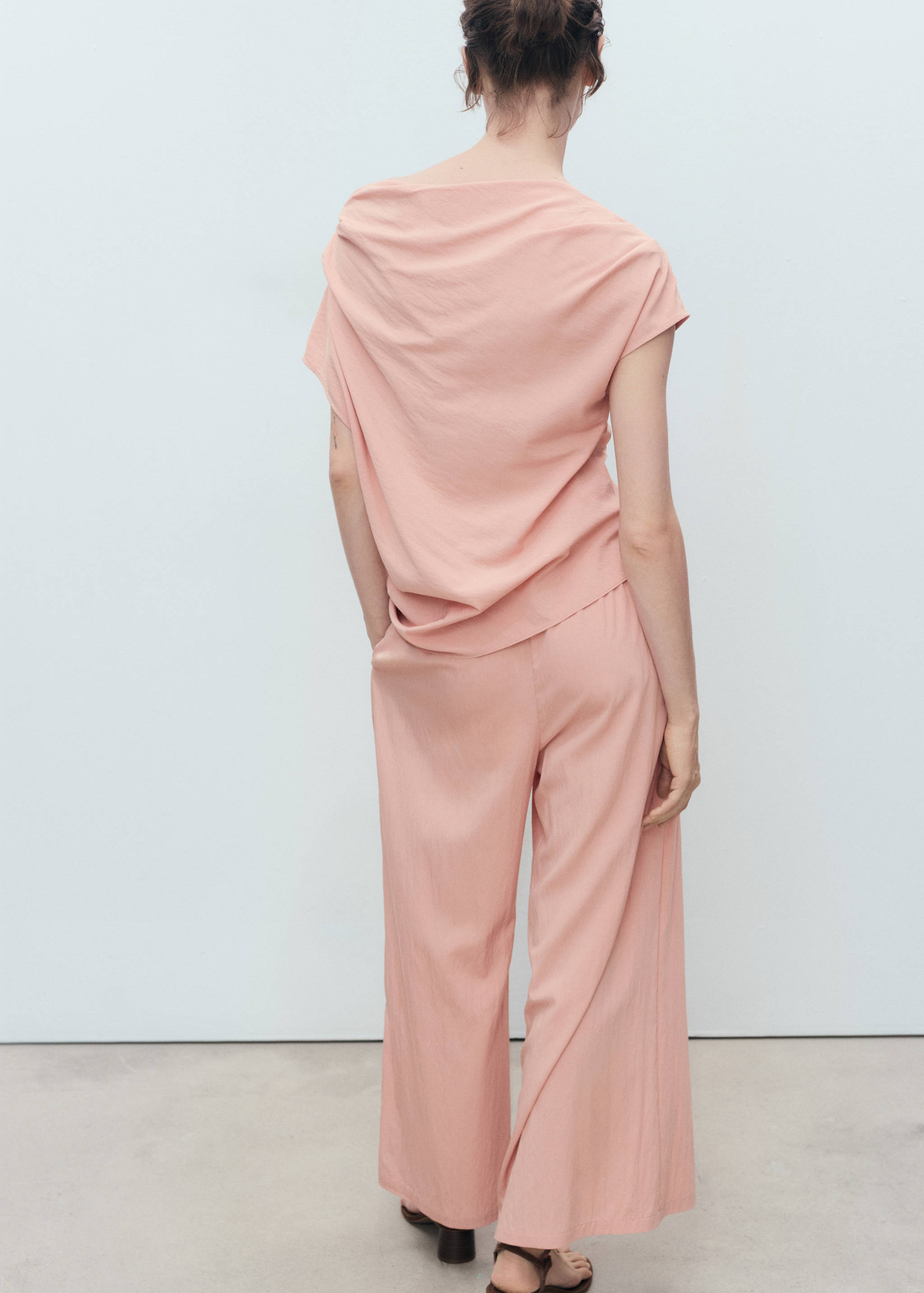 Blusa asimétrica drapeada - Reverso del artículo