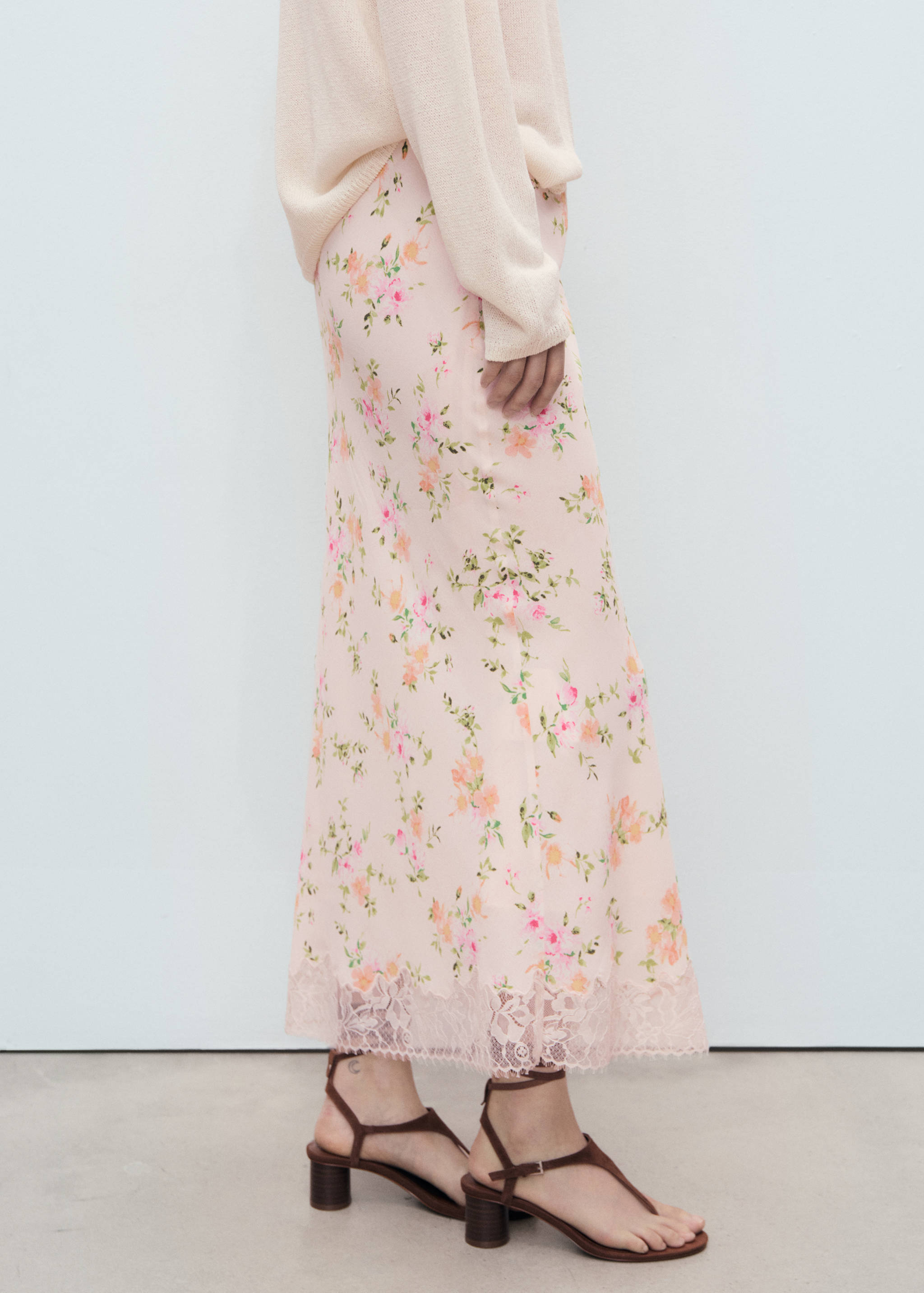 Jupe fleurie avec détail en dentelle - Plan moyen