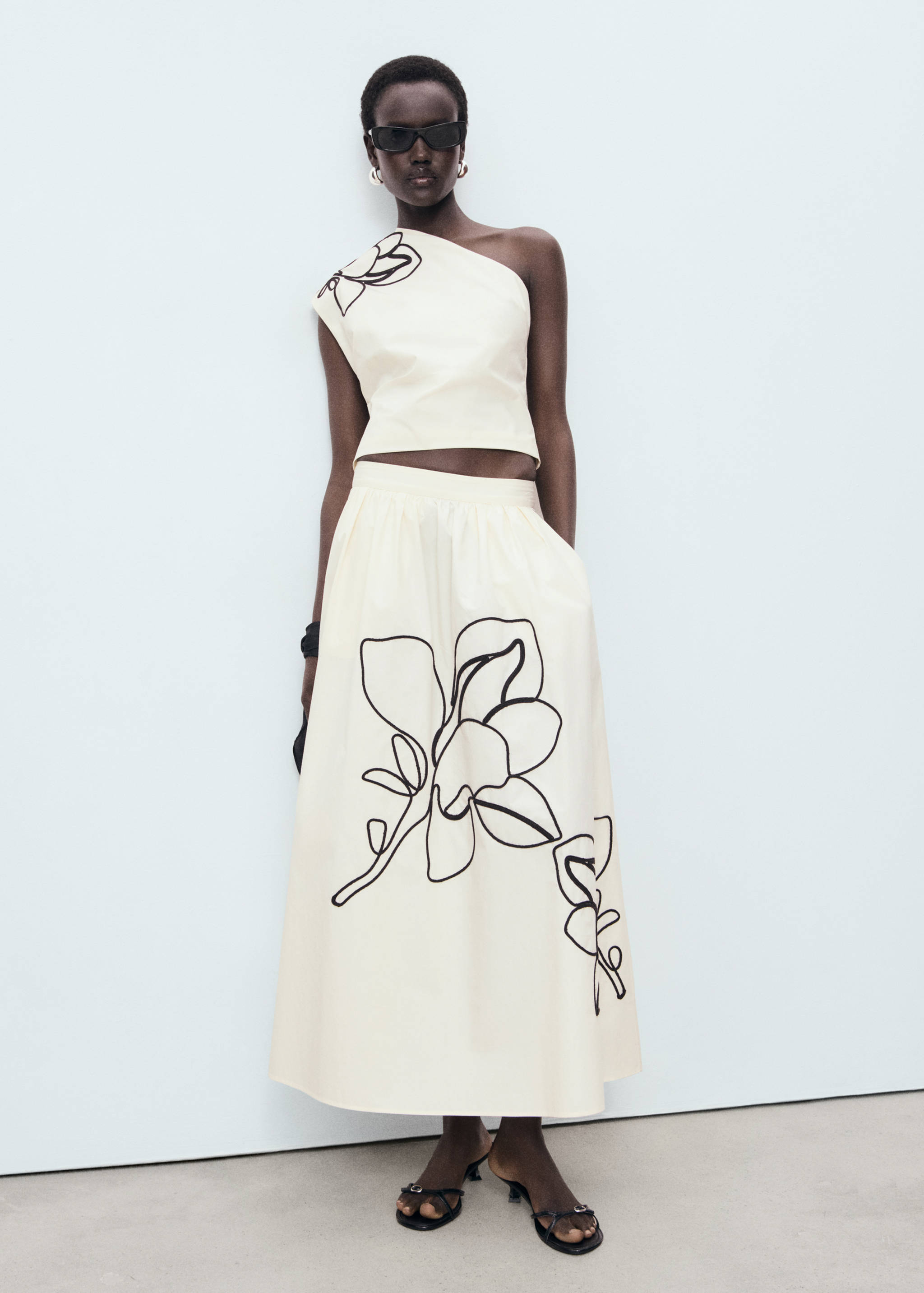 Бавовняна спідниця з вишивкою - Загальний план