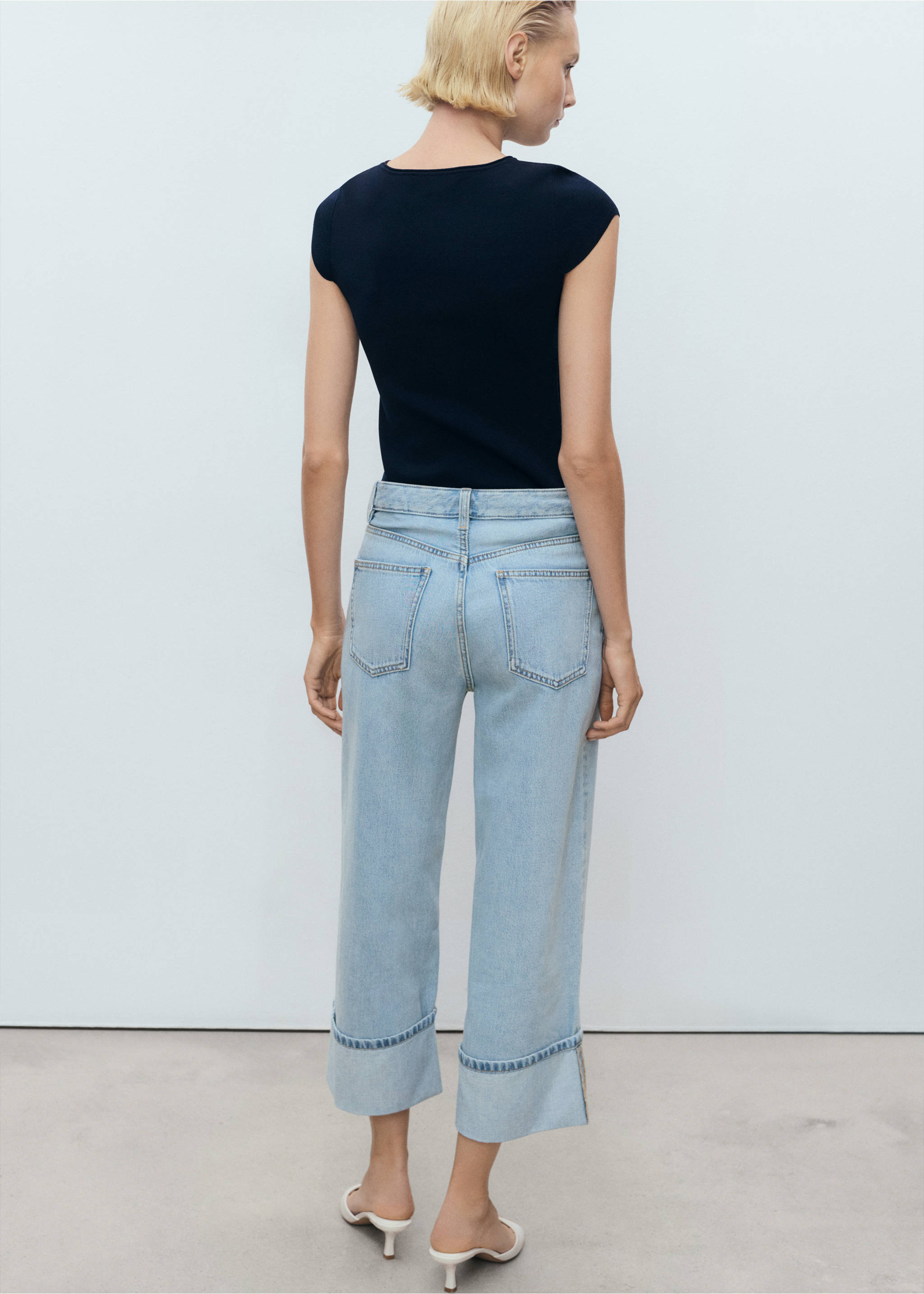 Укороченные джинсы wide leg с подвернутыми краями - Обратная сторона изделия, Синий средний. Ref: 17041175-00.