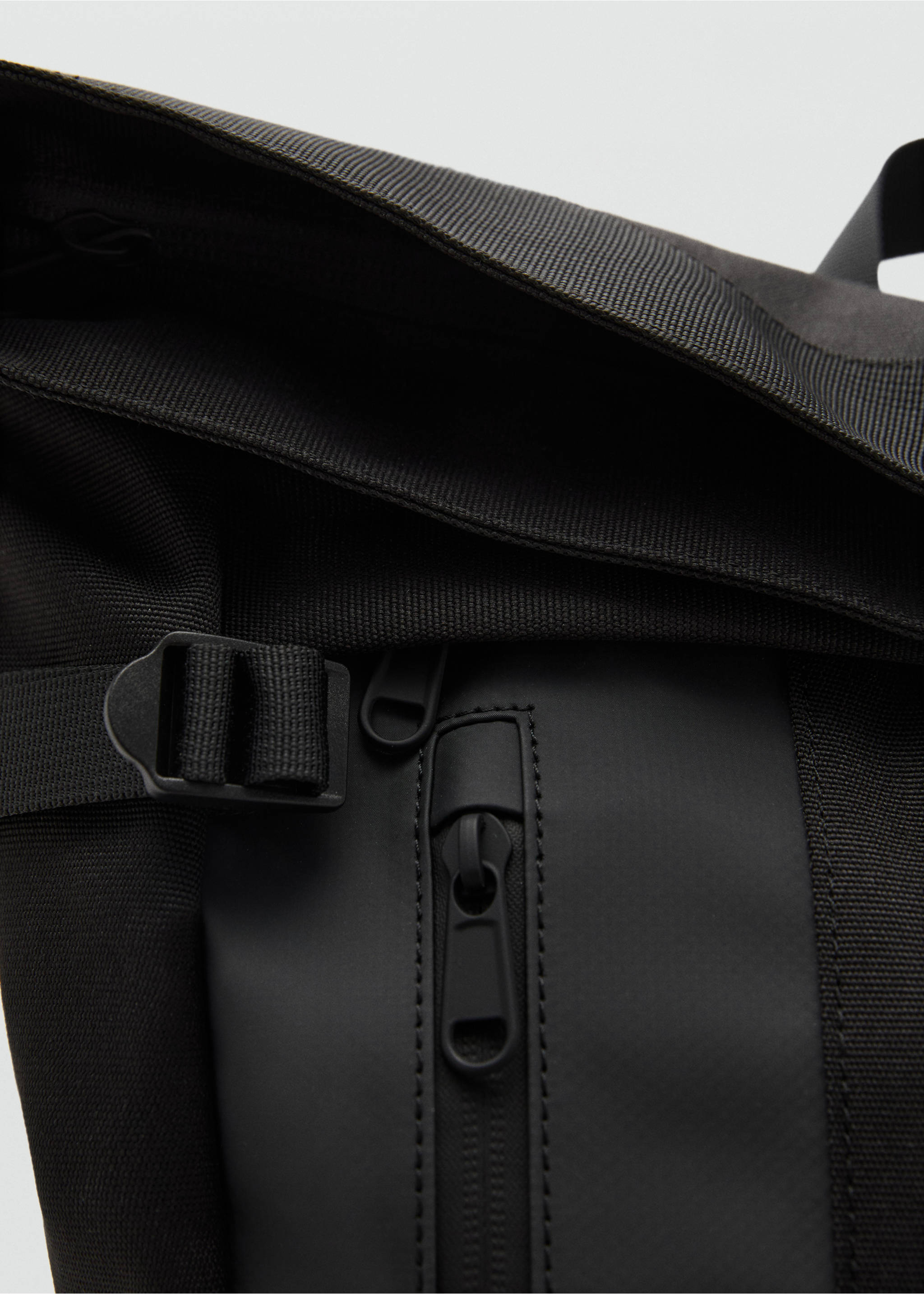 Mochila solapa bolsillo - Detalle del artículo 2, Negro. Ref: 17041202-00.