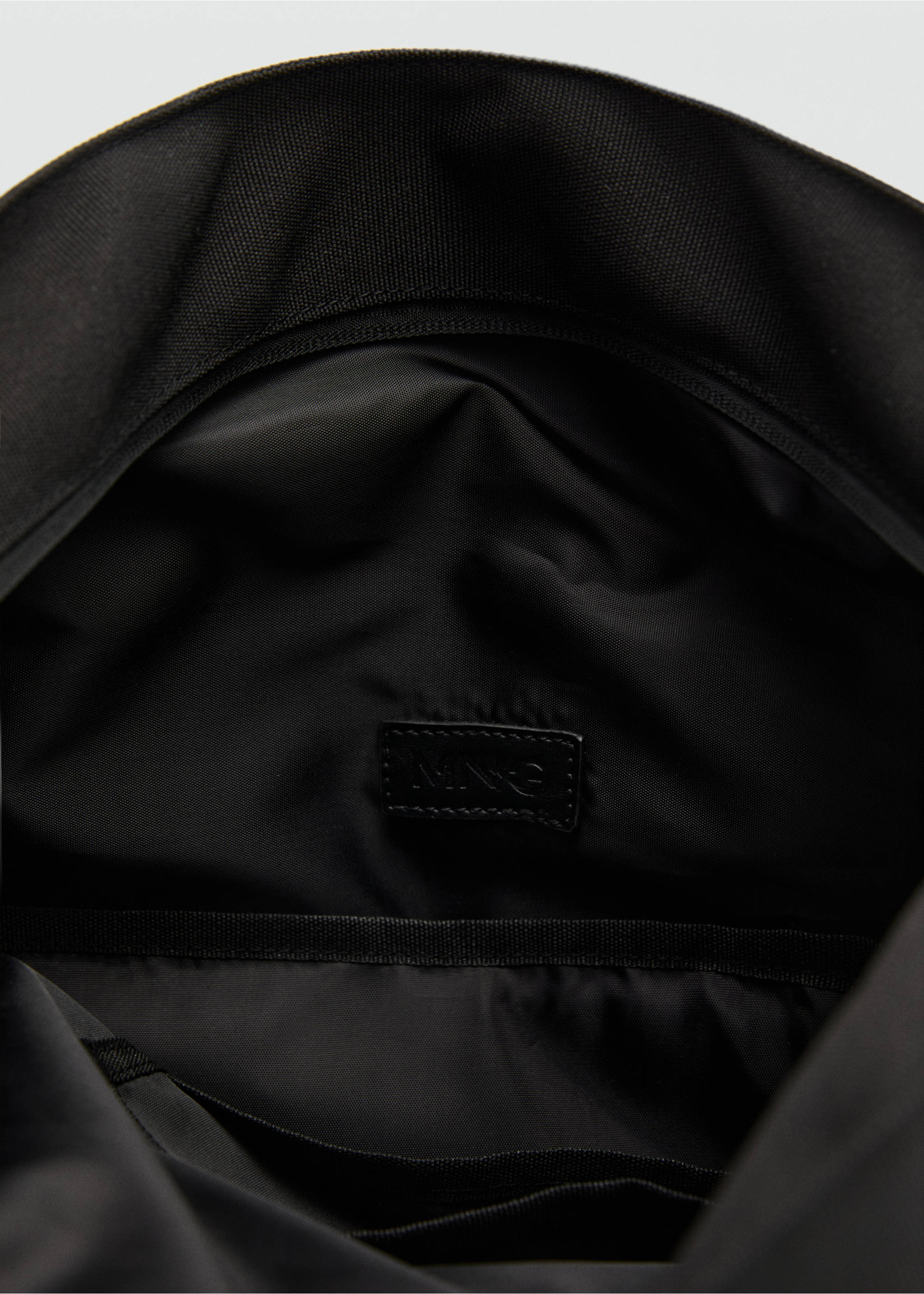 Mochila solapa bolsillo - Detalle del artículo 4, Negro. Ref: 17041202-00.