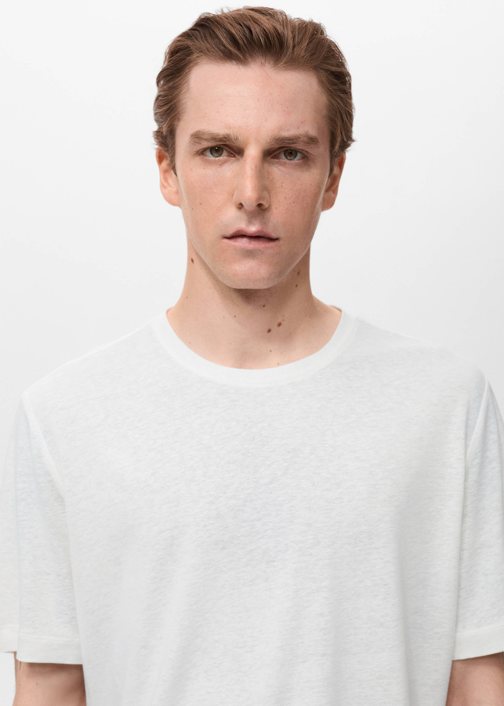 Linen slim-fit t-shirt - Details of the article 1