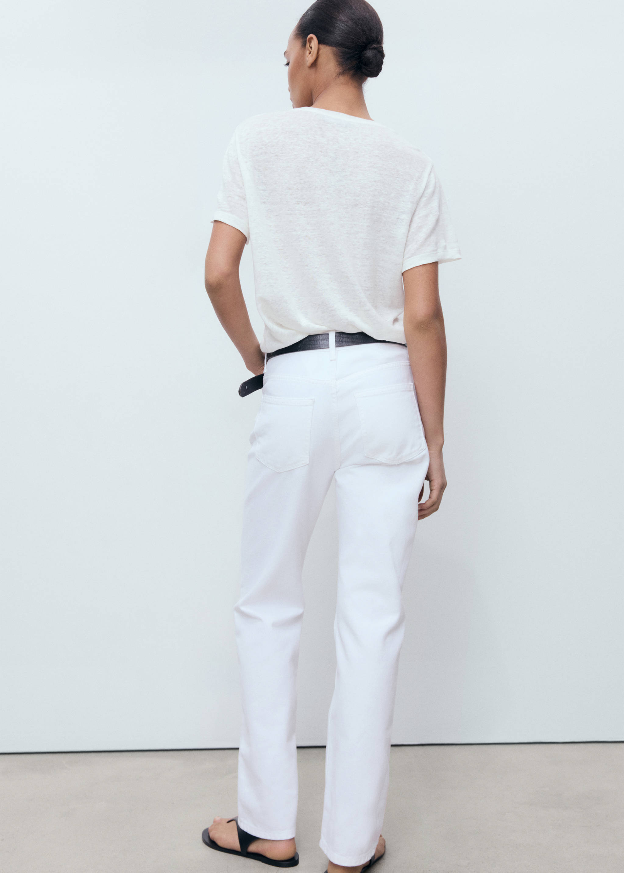 V-neck linen t-shirt - Reverse of the article