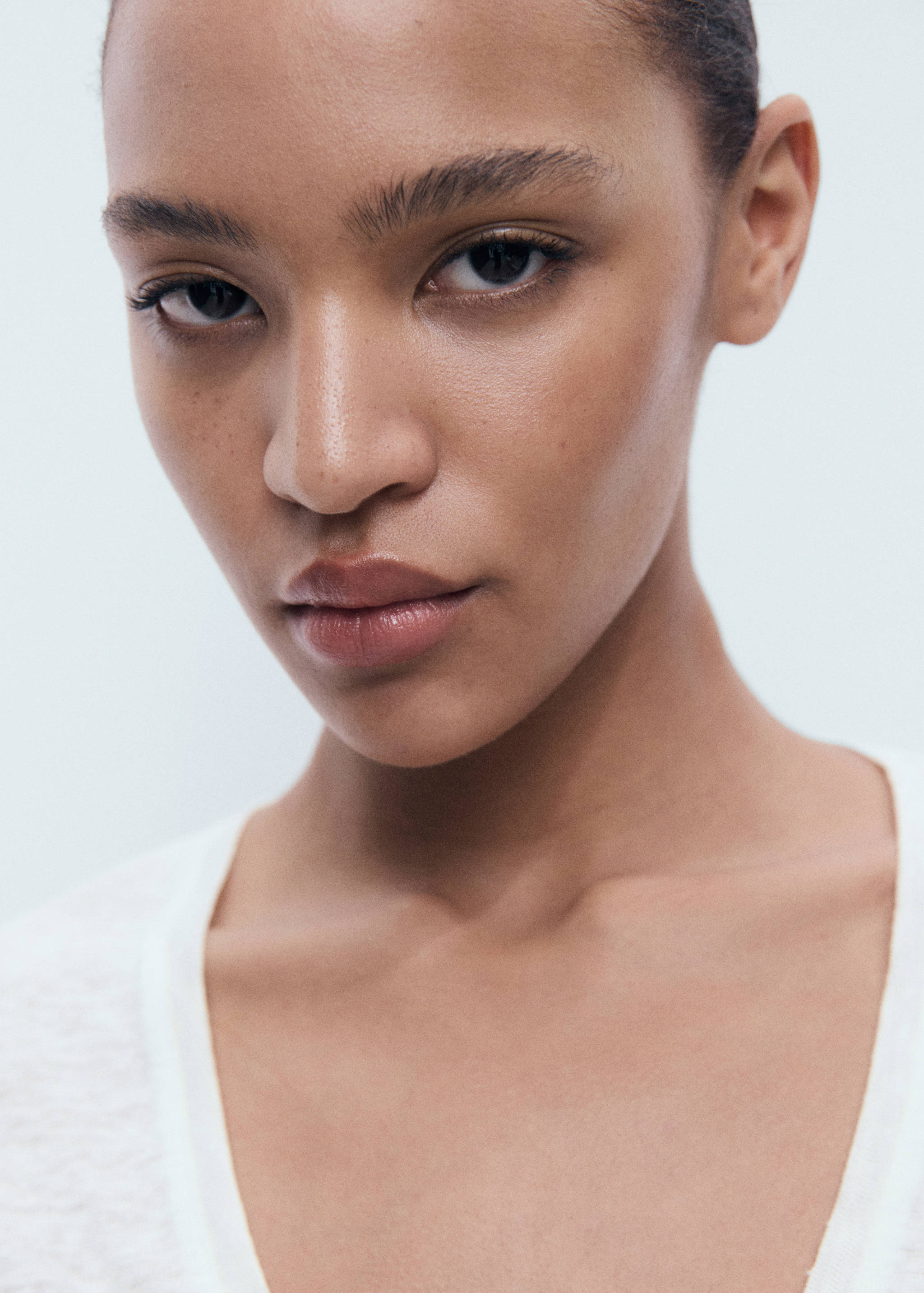 V-neck linen t-shirt - Details of the article 1