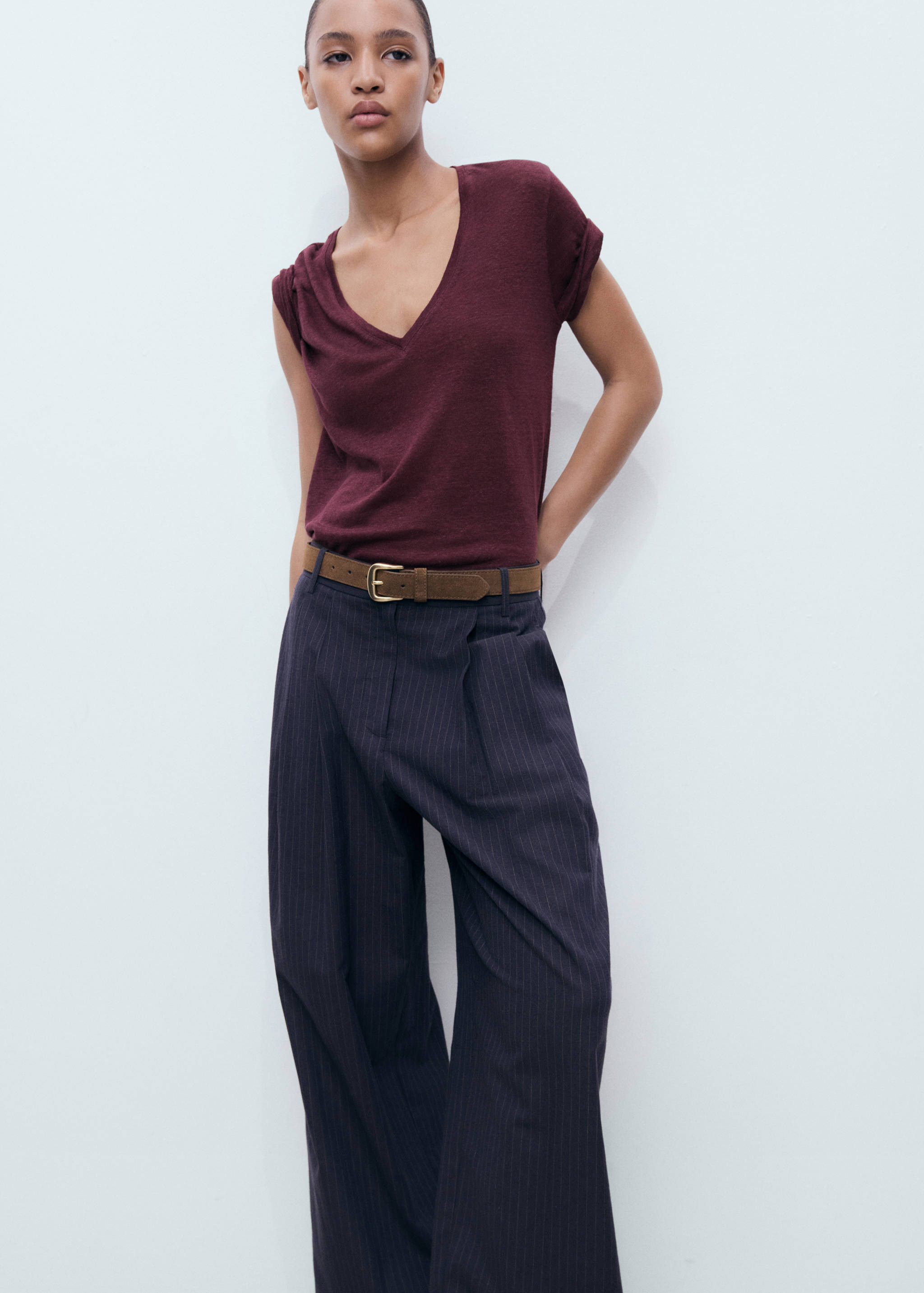 V-neck linen t-shirt - Details of the article 2