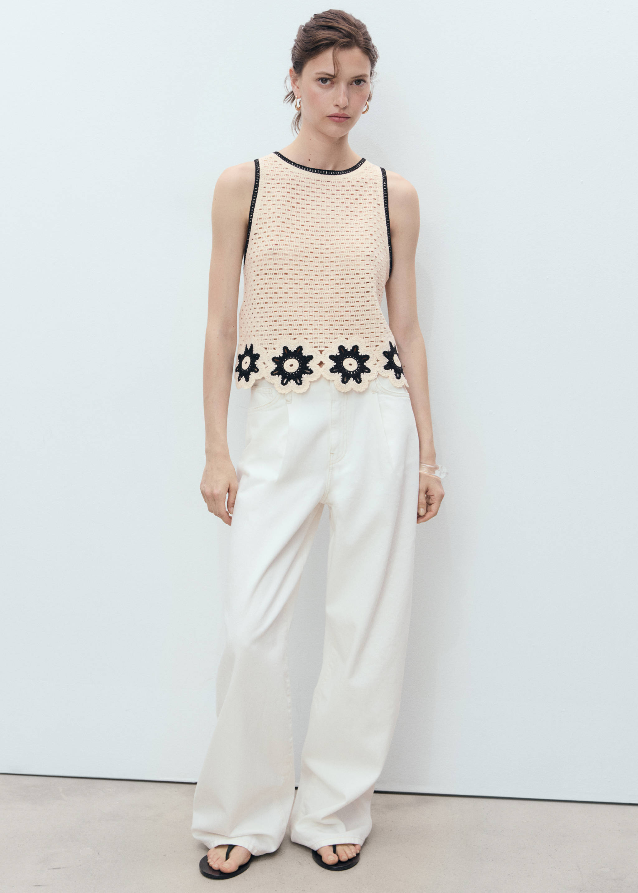 Atasan crochet dengan detail bunga - Tampilan Umum