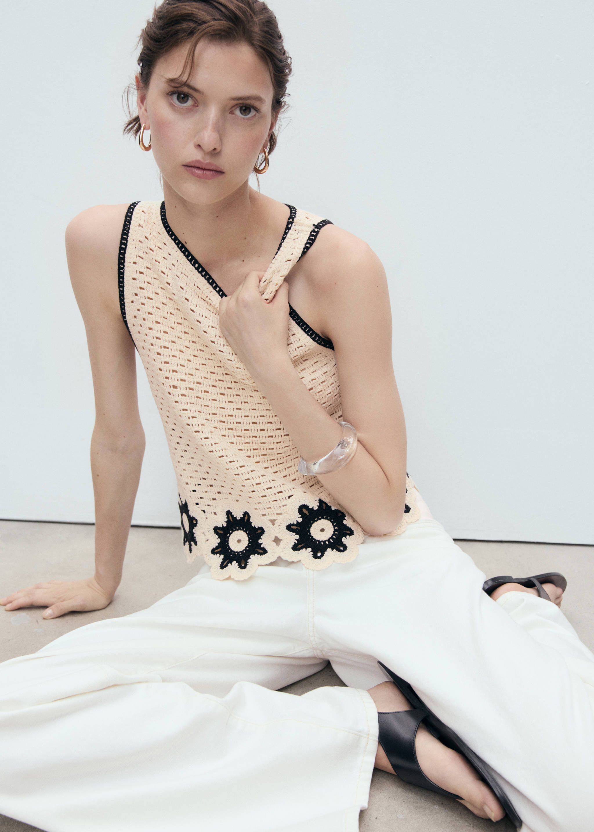 Atasan crochet dengan detail bunga - Rincian barang 2