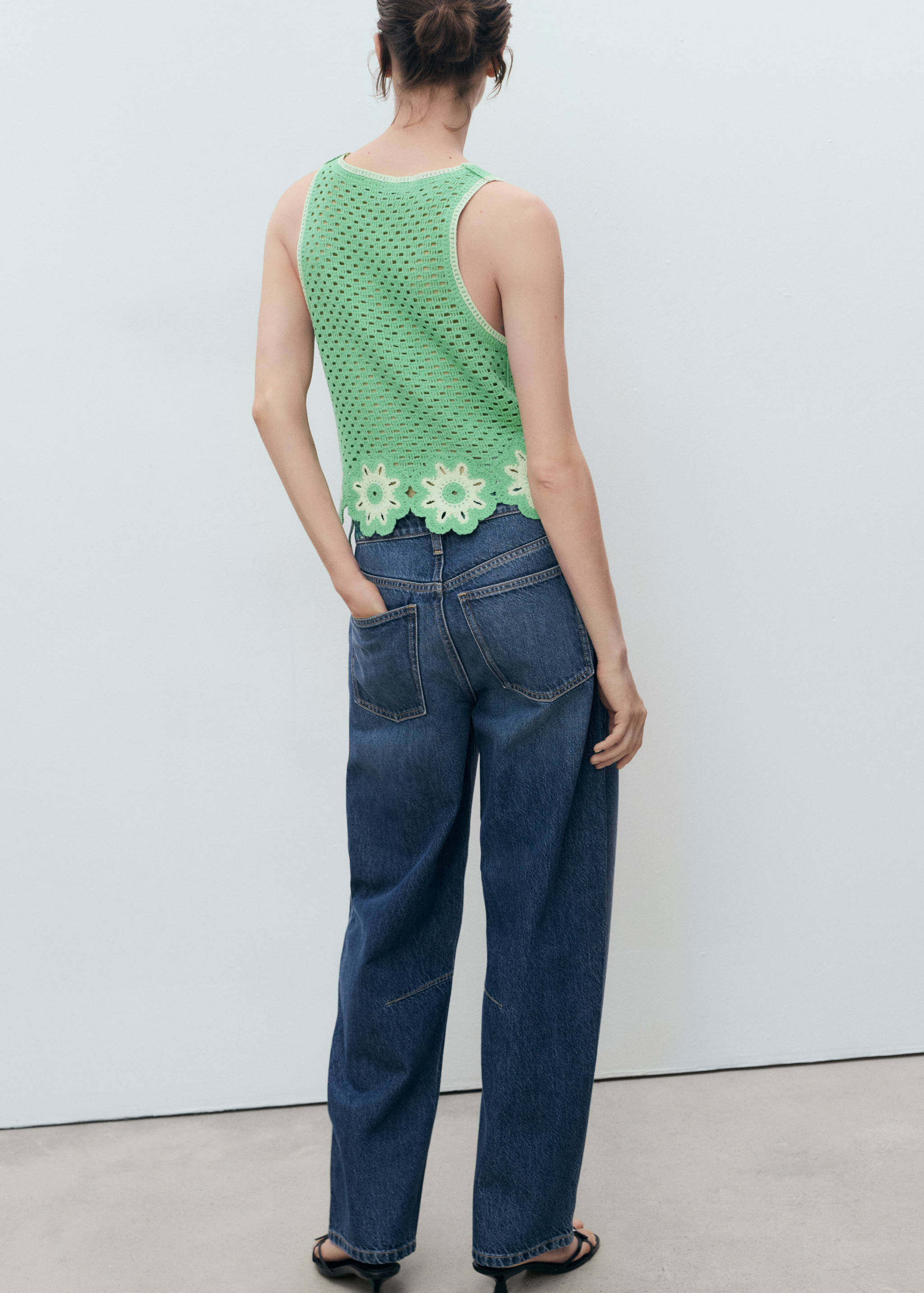 توب كروشيه بتفاصيل زهور - الجهة الخلفية للمنتج