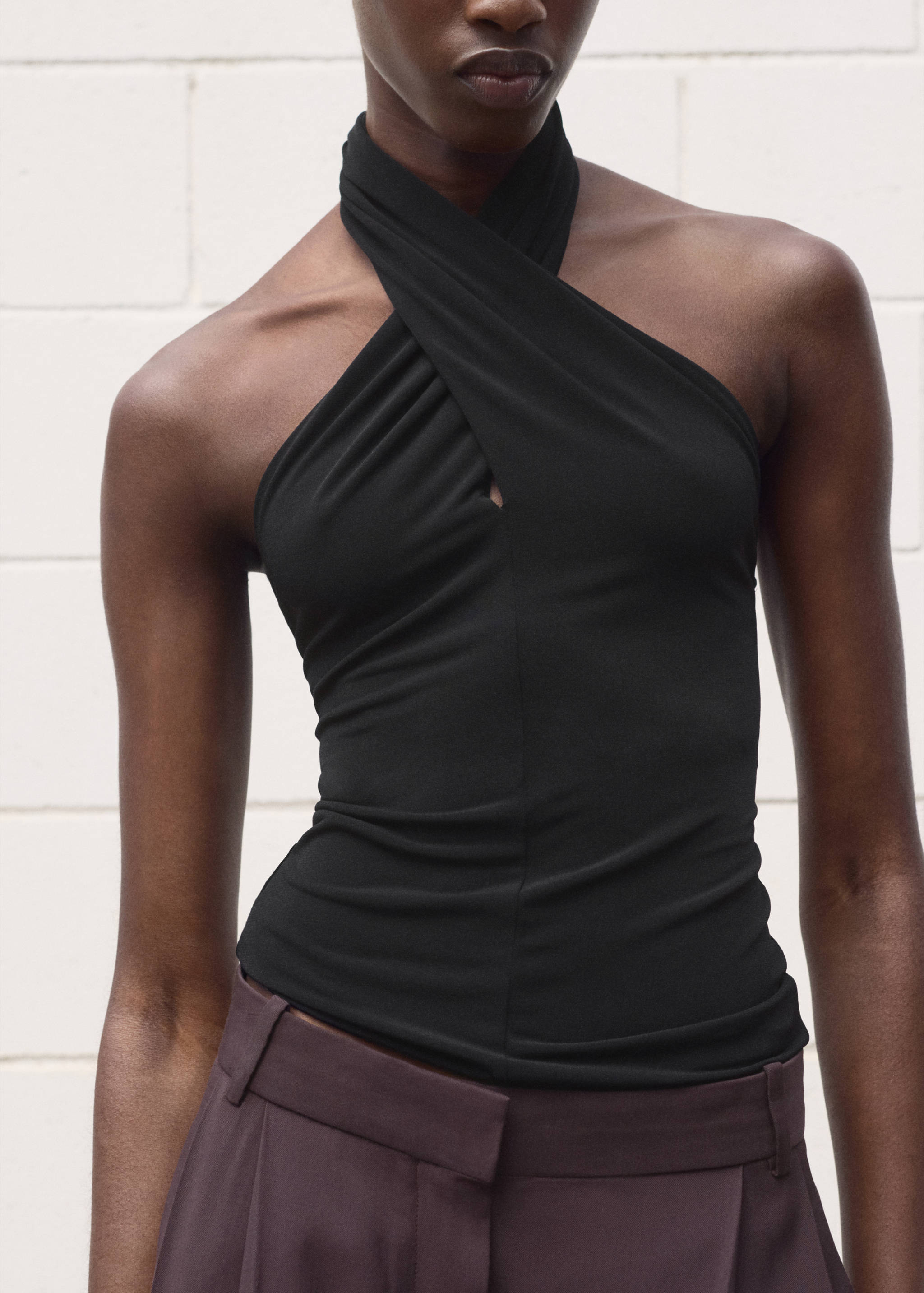 Top halter petrecut - Plan mediu