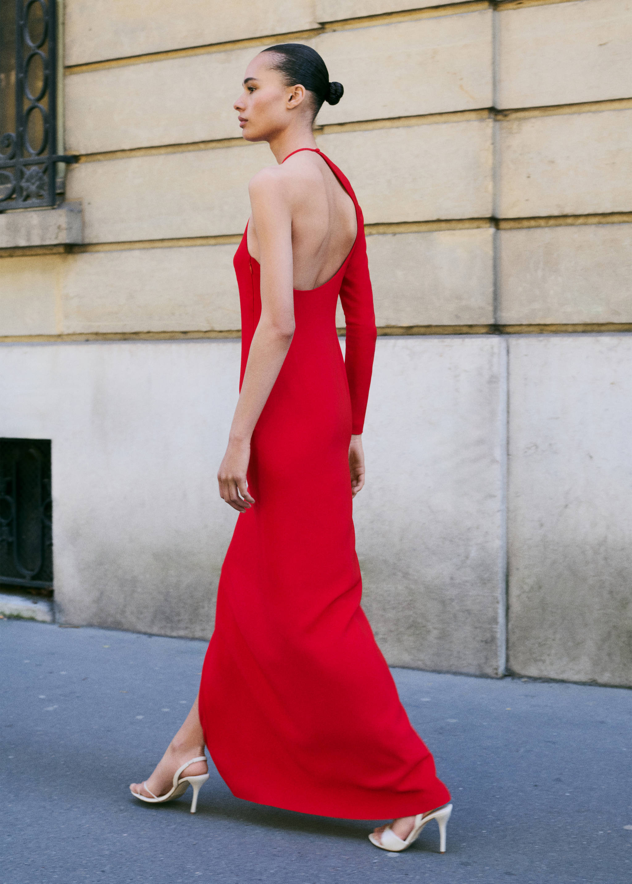 Vestit asimètric esquena descoberta - Pla general