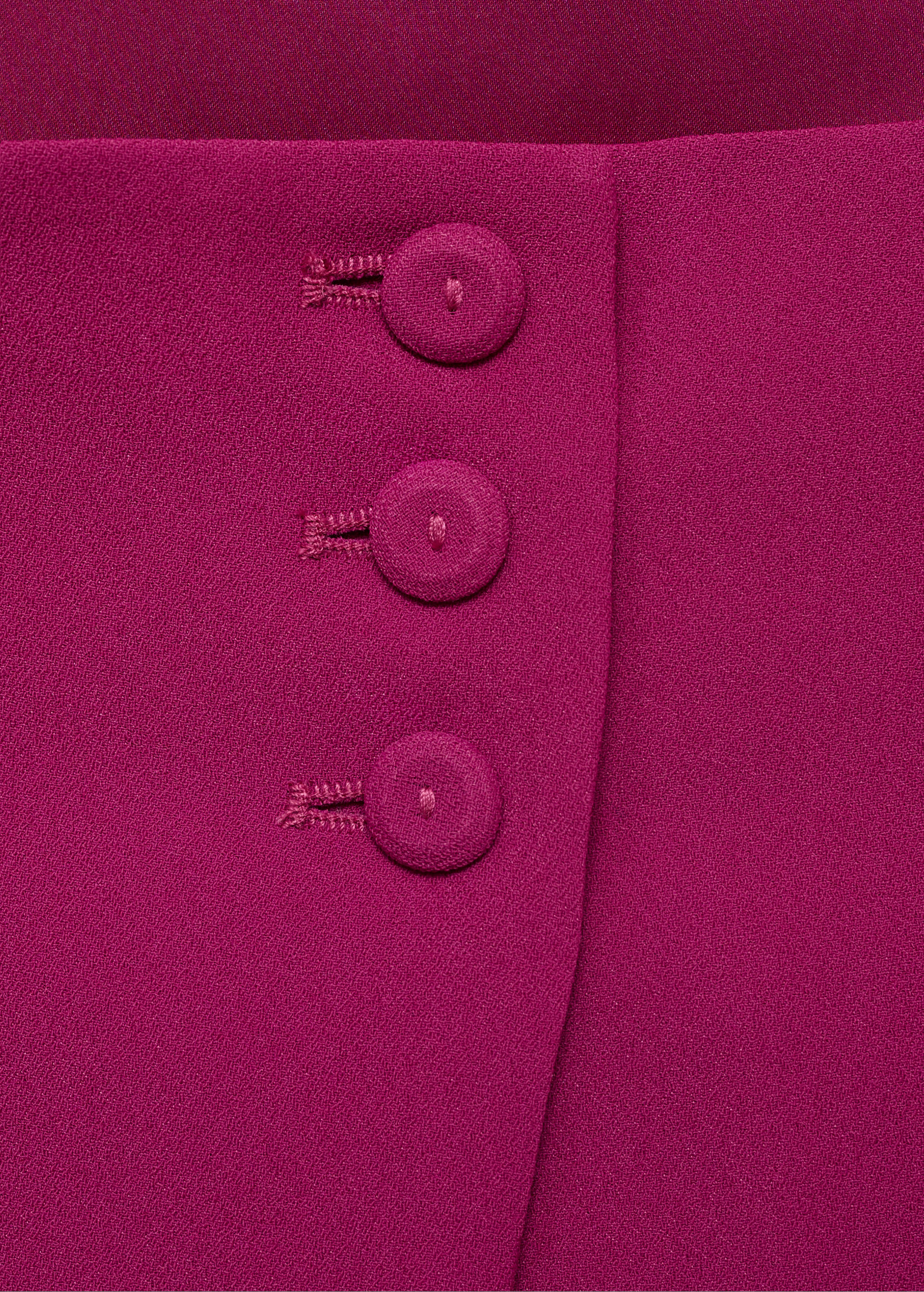 Top cropped de botões - Pormenor do artigo 8