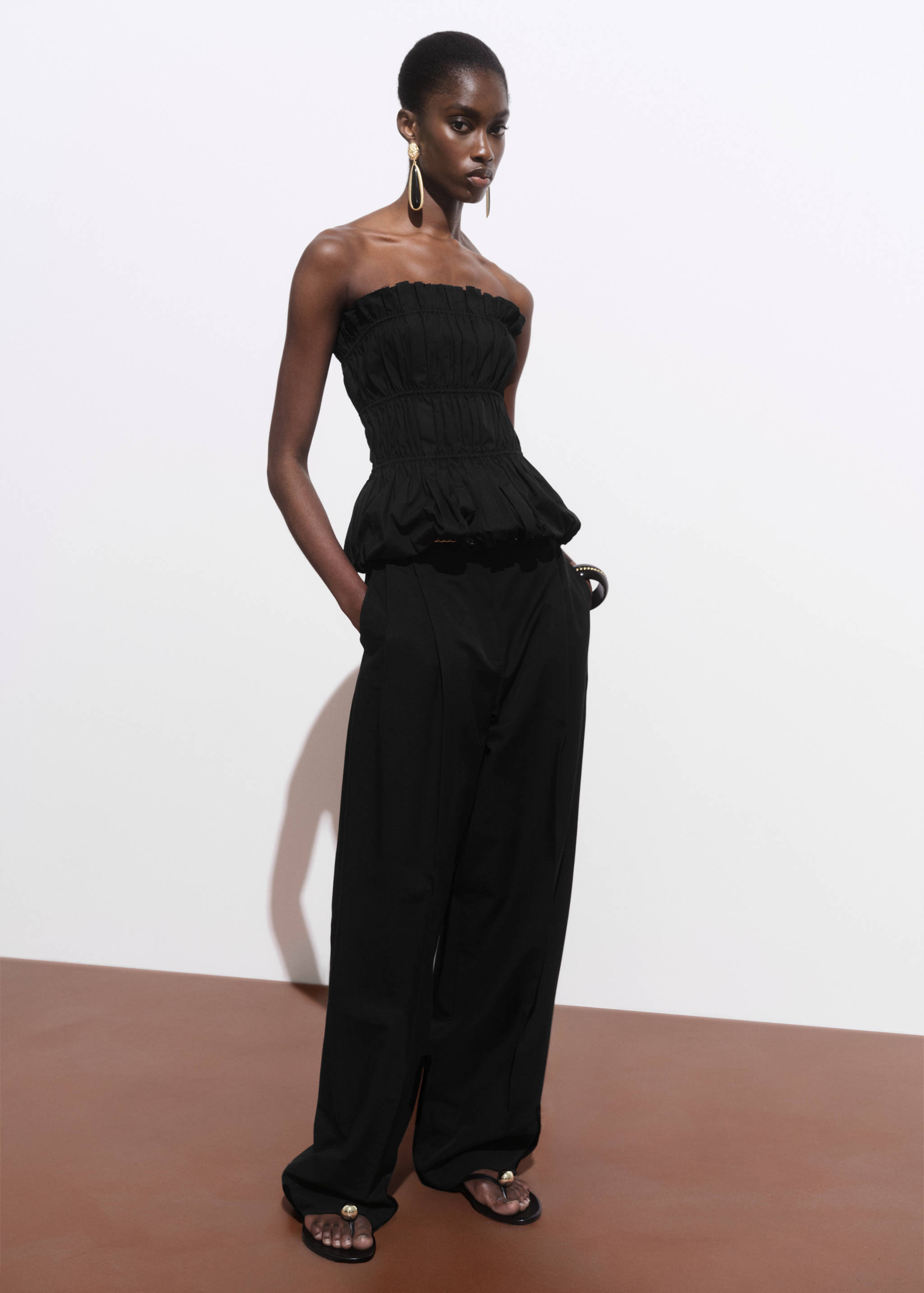 Celana panjang lurus dengan lipit berbahan katun - Tampilan Umum