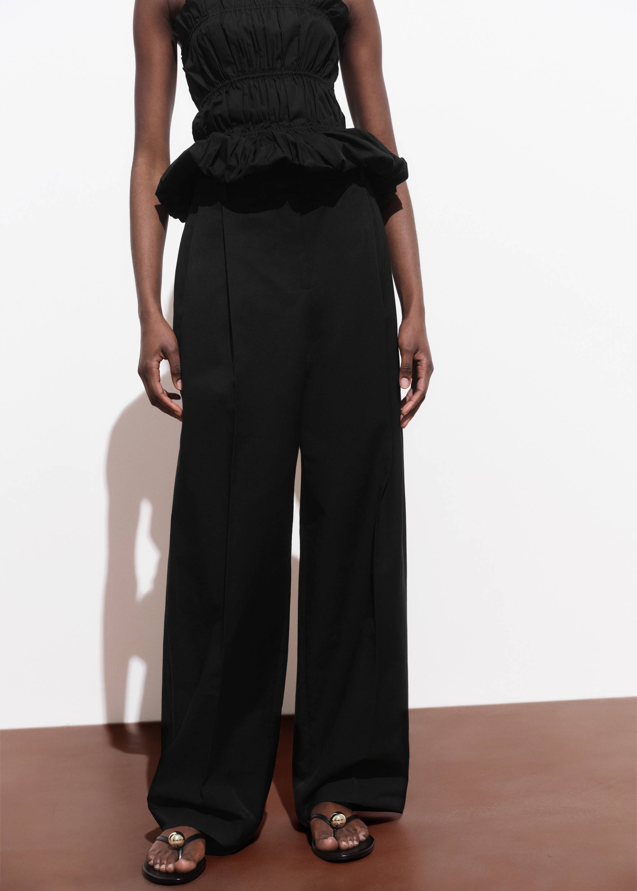 Celana panjang lurus dengan lipit berbahan katun - Tampilan Sedang