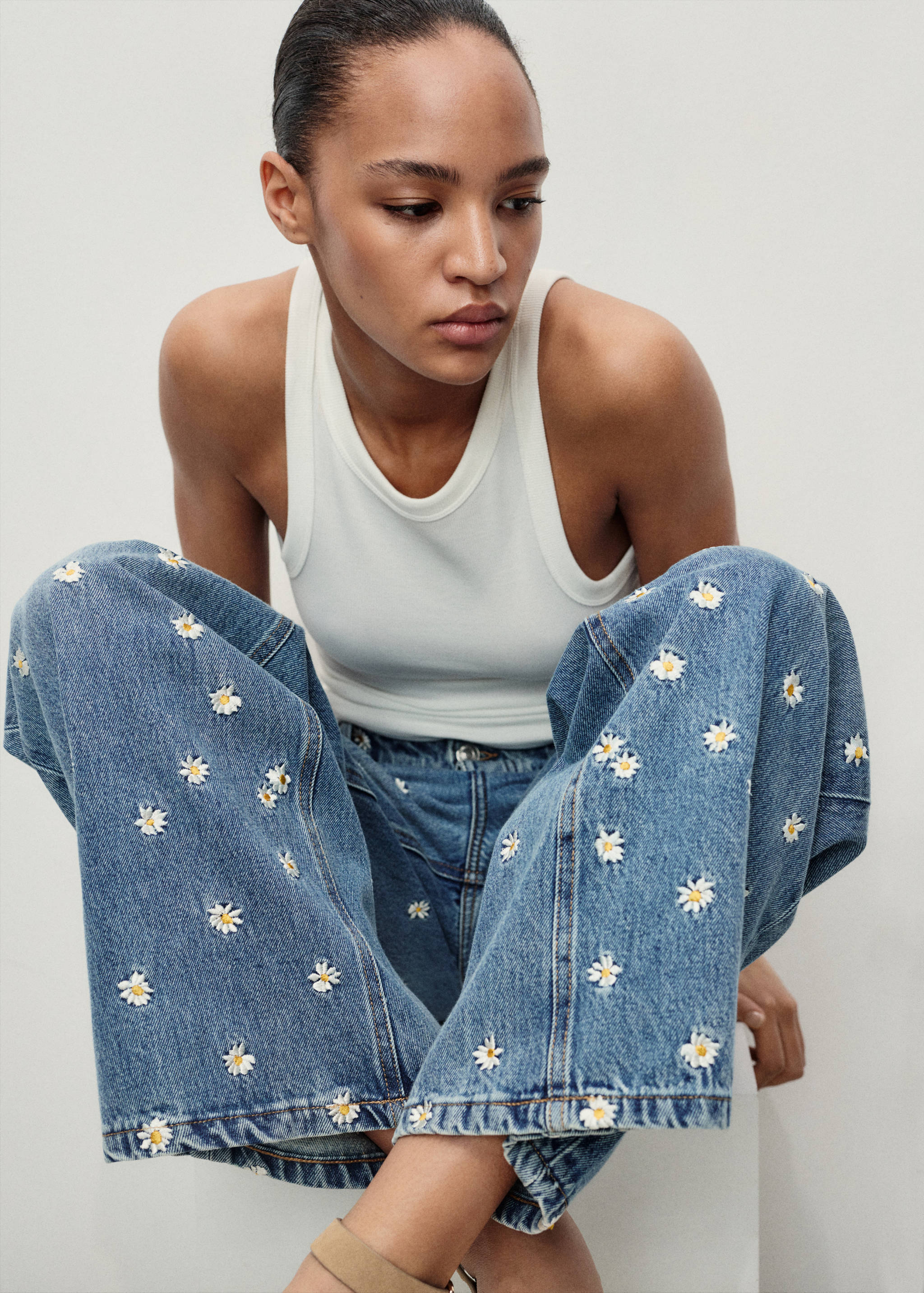 Wide-Leg-Jeans mit Blumenstickerei - Detail des Artikels 2