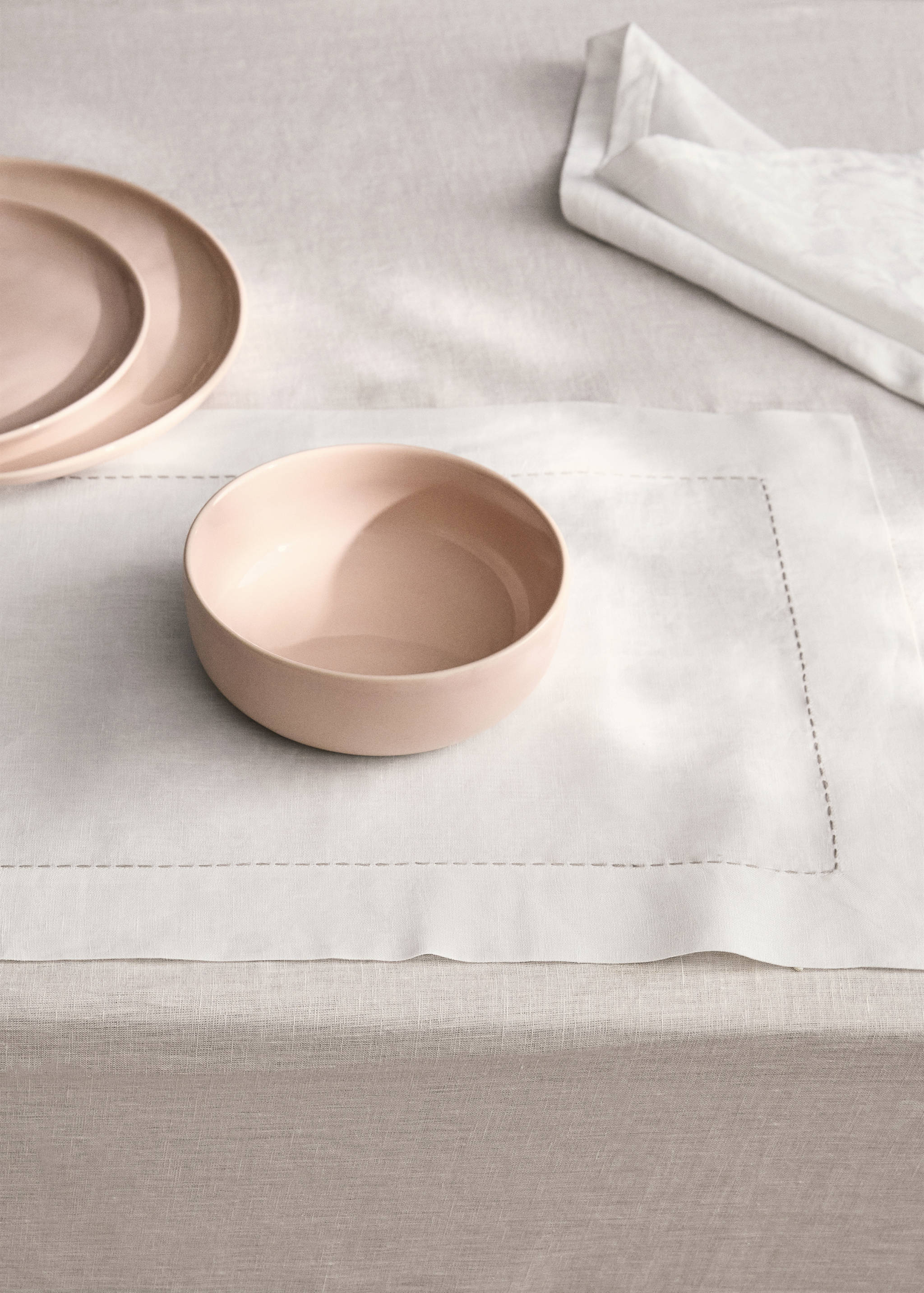 Bordbrikke i lin med broderte attersting - Total bildeutsnitt