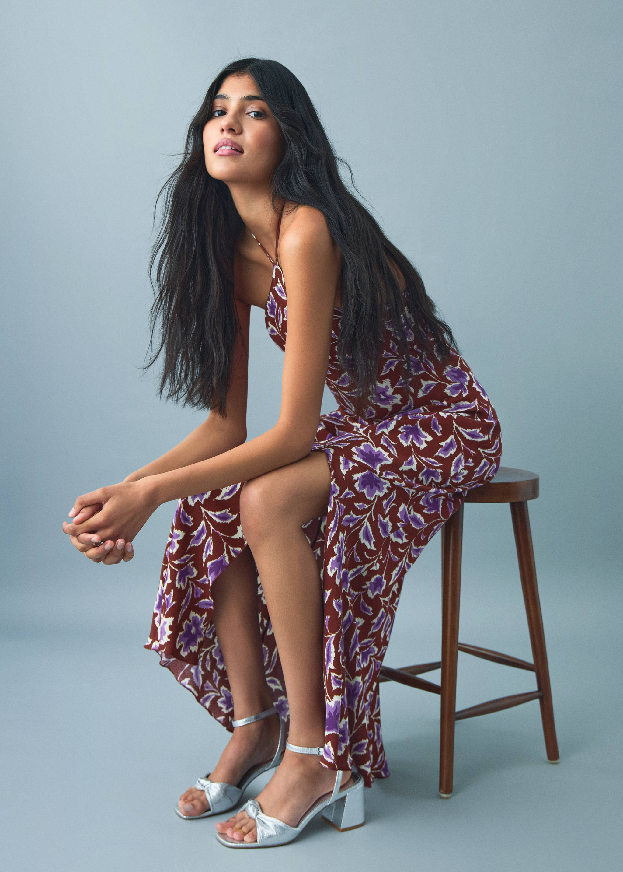 Vestido halter com estampado floral - Plano médio