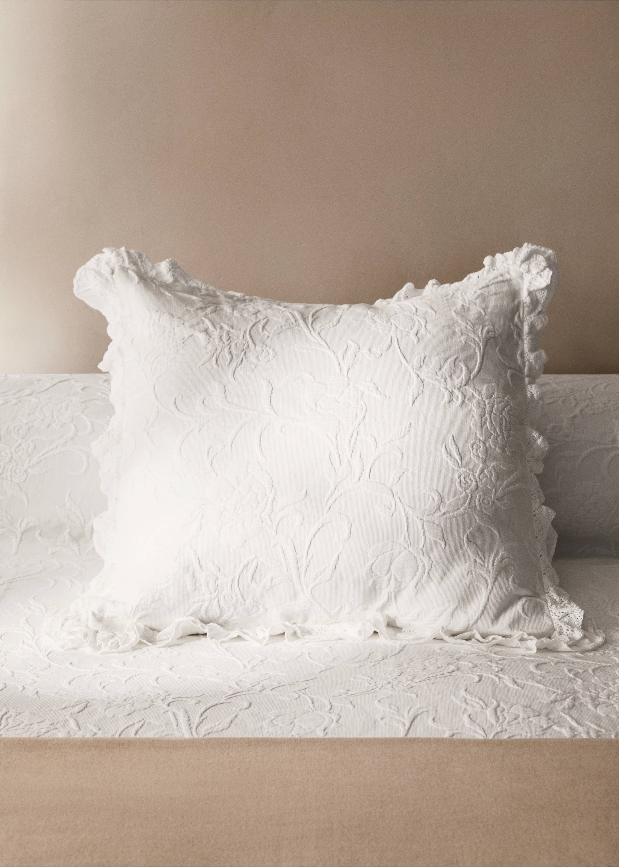 Husă de pernă din bumbac jacard floral cu volane 50x50 cm - Plan general, Alb. Ref: 17041294-00.