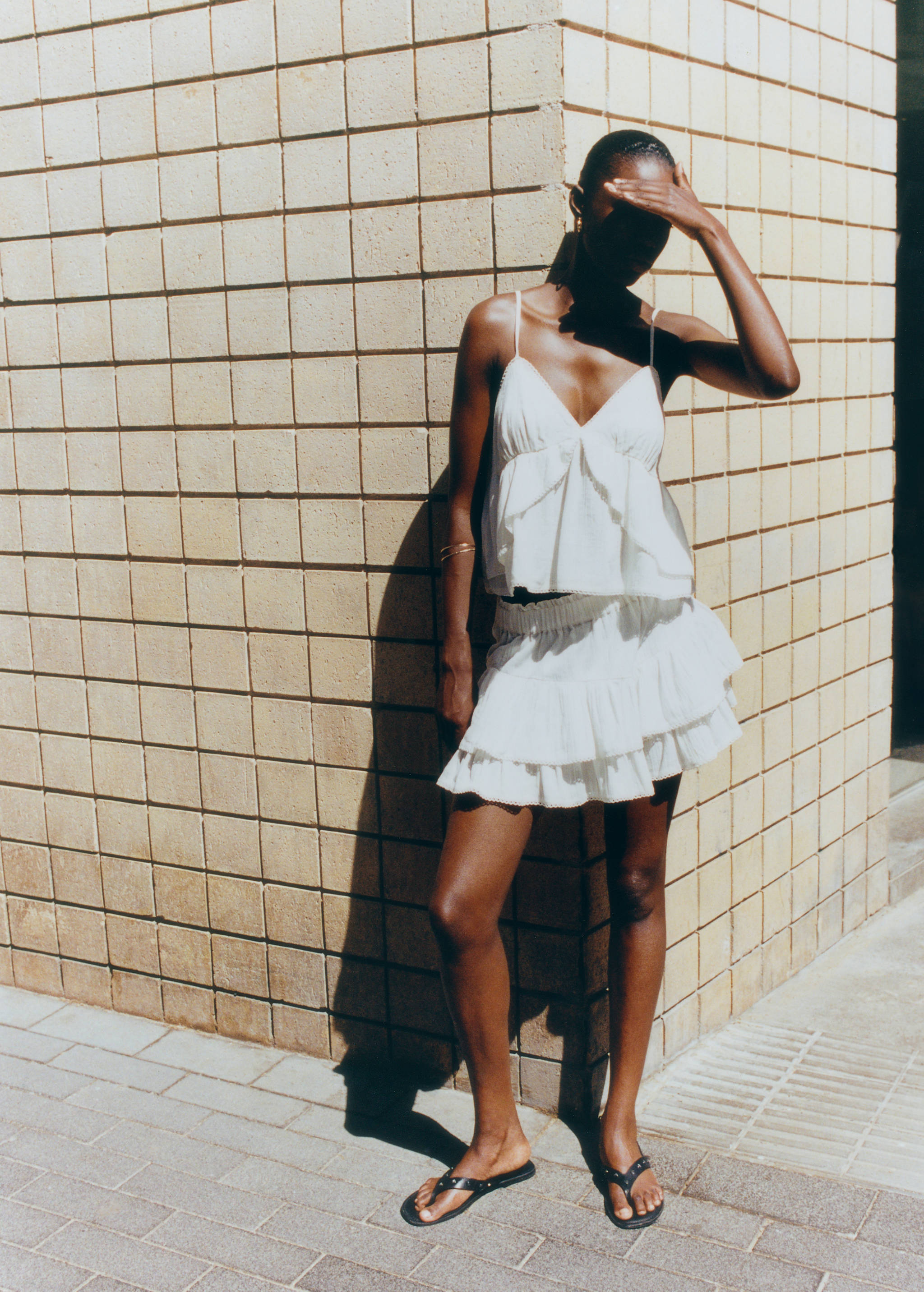 Top com folhos e pormenor de renda - Pormenor do artigo 5