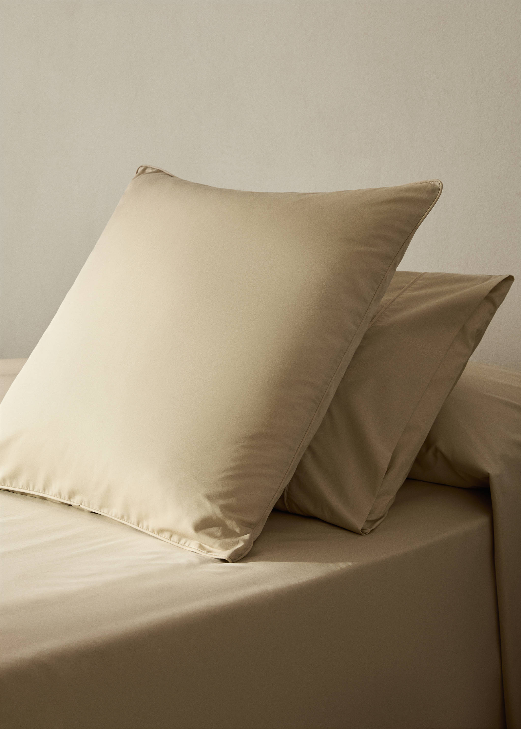 Two 500-thread count cotton percale pillowcases with rounded piping detail 50x75 cm - General plane
