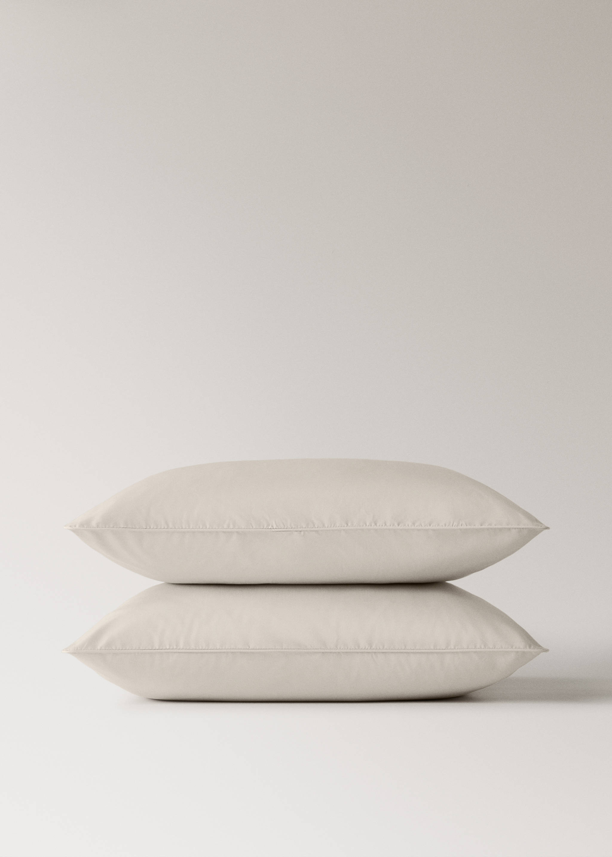 Two 500-thread count cotton percale pillowcases with rounded piping detail 60x60 cm - Details of the article 1