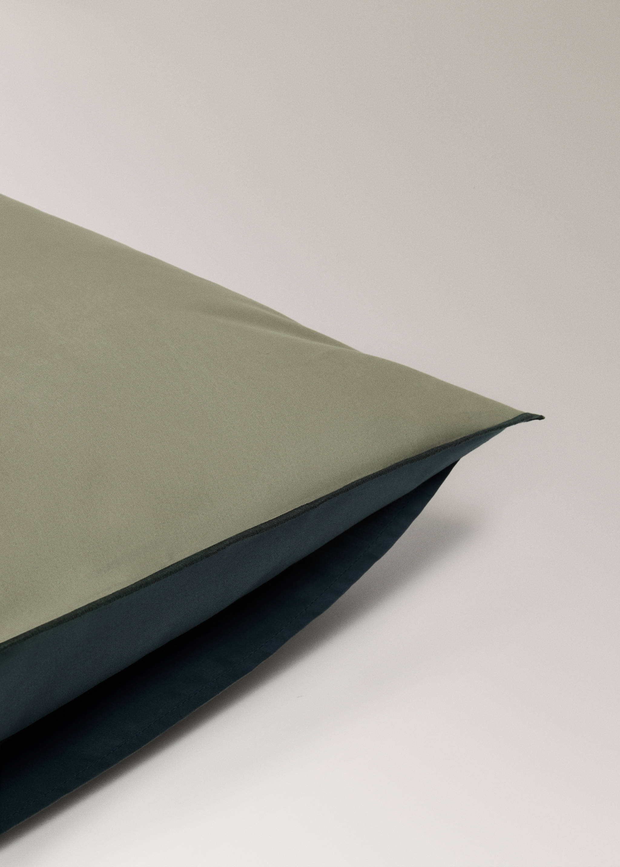 Two 200-thread count percale cotton pillowcases with contrasting overlock 50x75 cm - Details of the article 1