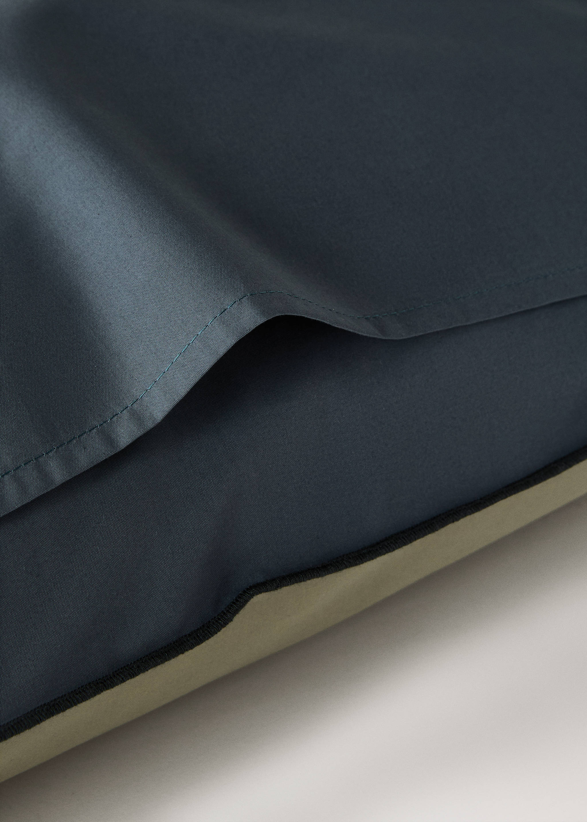 Two 200-thread count percale cotton pillowcases with contrasting overlock 60x60 cm - Details of the article 1