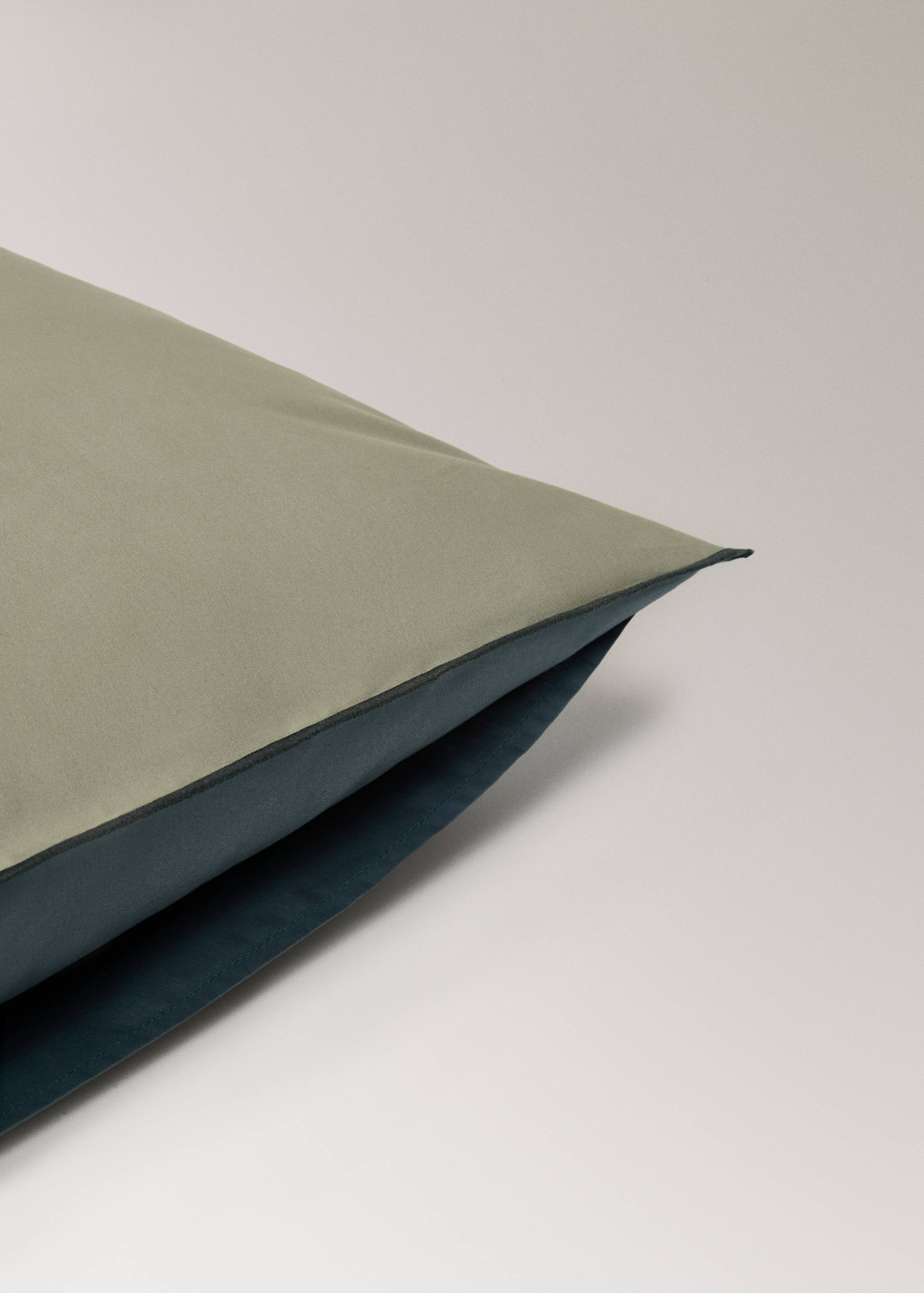 Two 200-thread count percale cotton pillowcases with contrasting overlock 60x60 cm - Details of the article 2